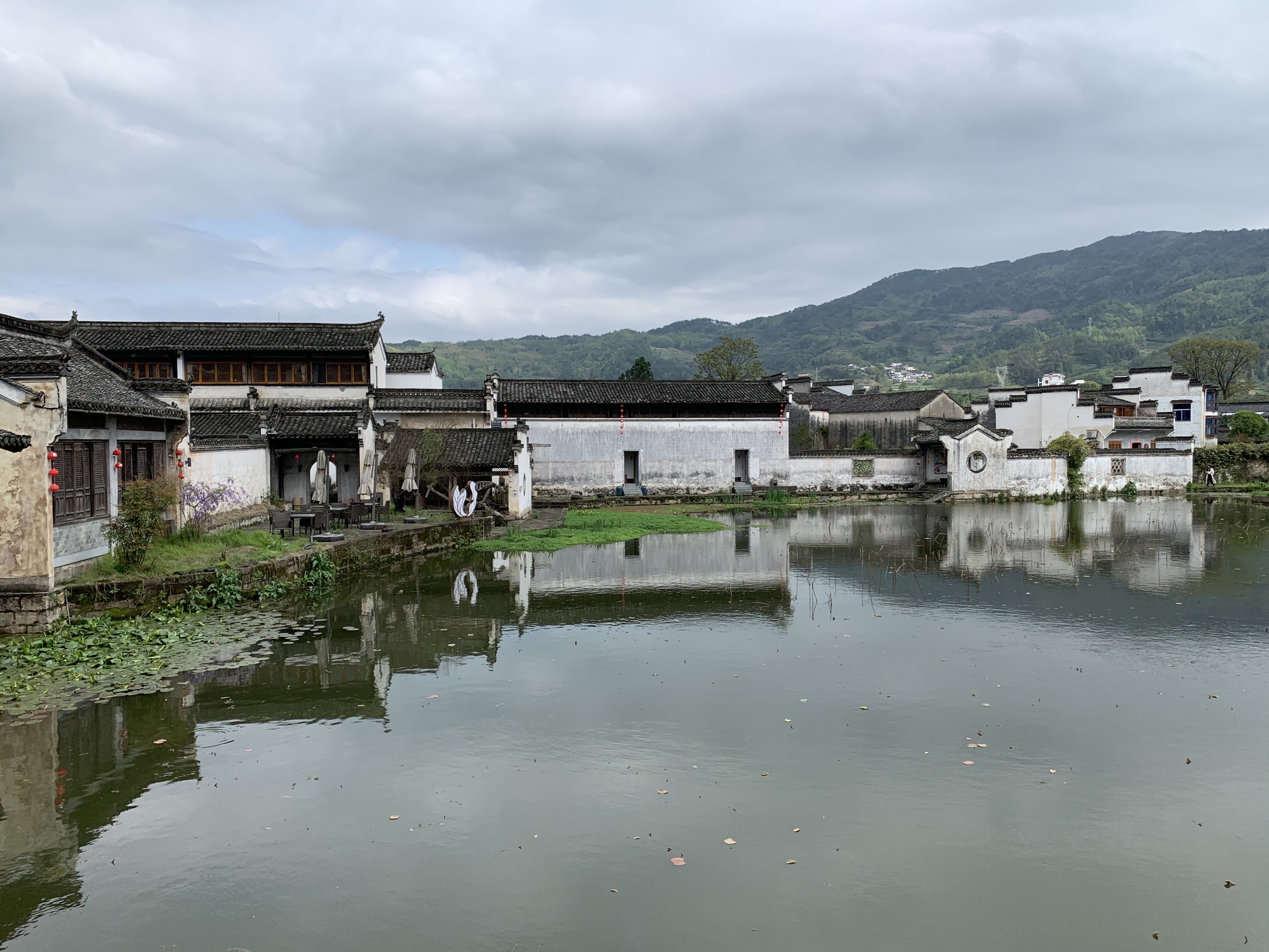 呈坎古镇,别名八卦村,被朱熹誉为"呈坎双贤里,江南第一村,是一个天然