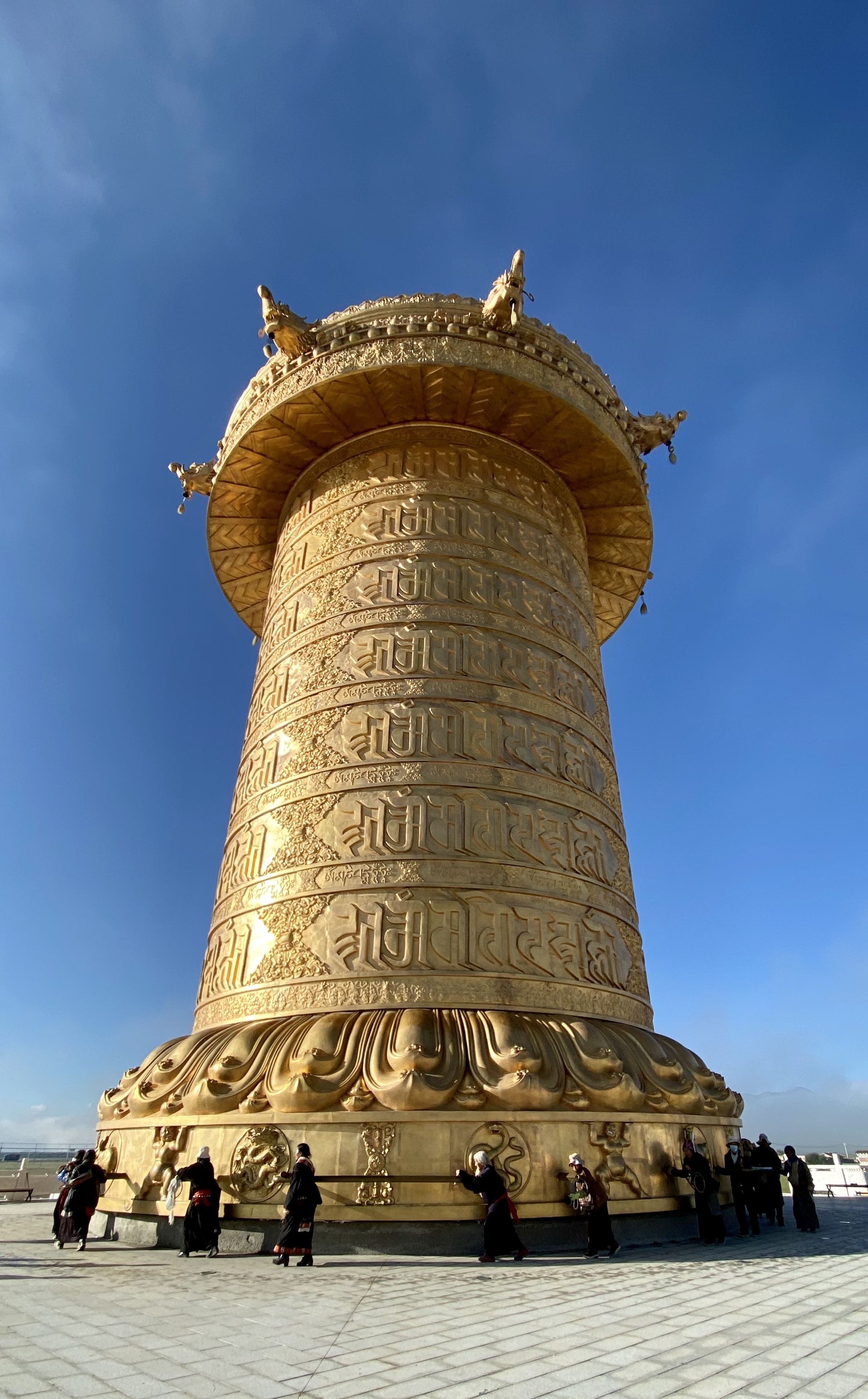 【九色甘南】晨雾中的娘玛寺,世界最大转经筒