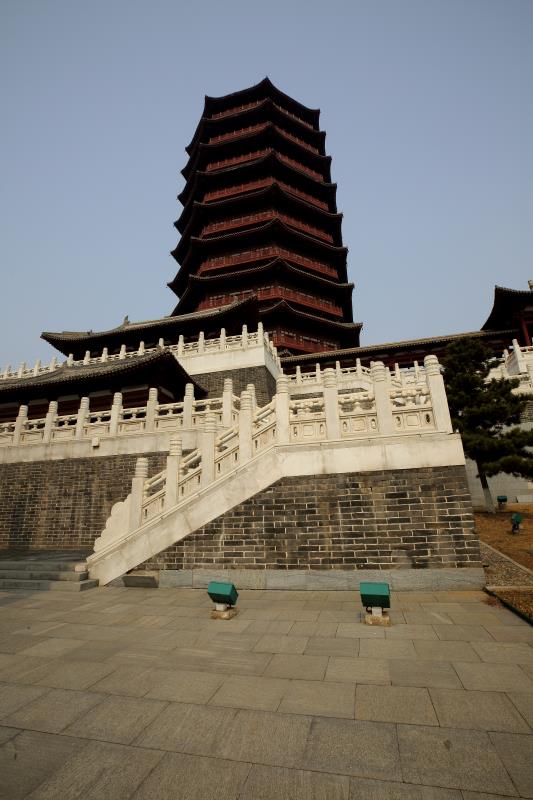 永定塔位于北京西部永定河畔的园博园内;塔高69.