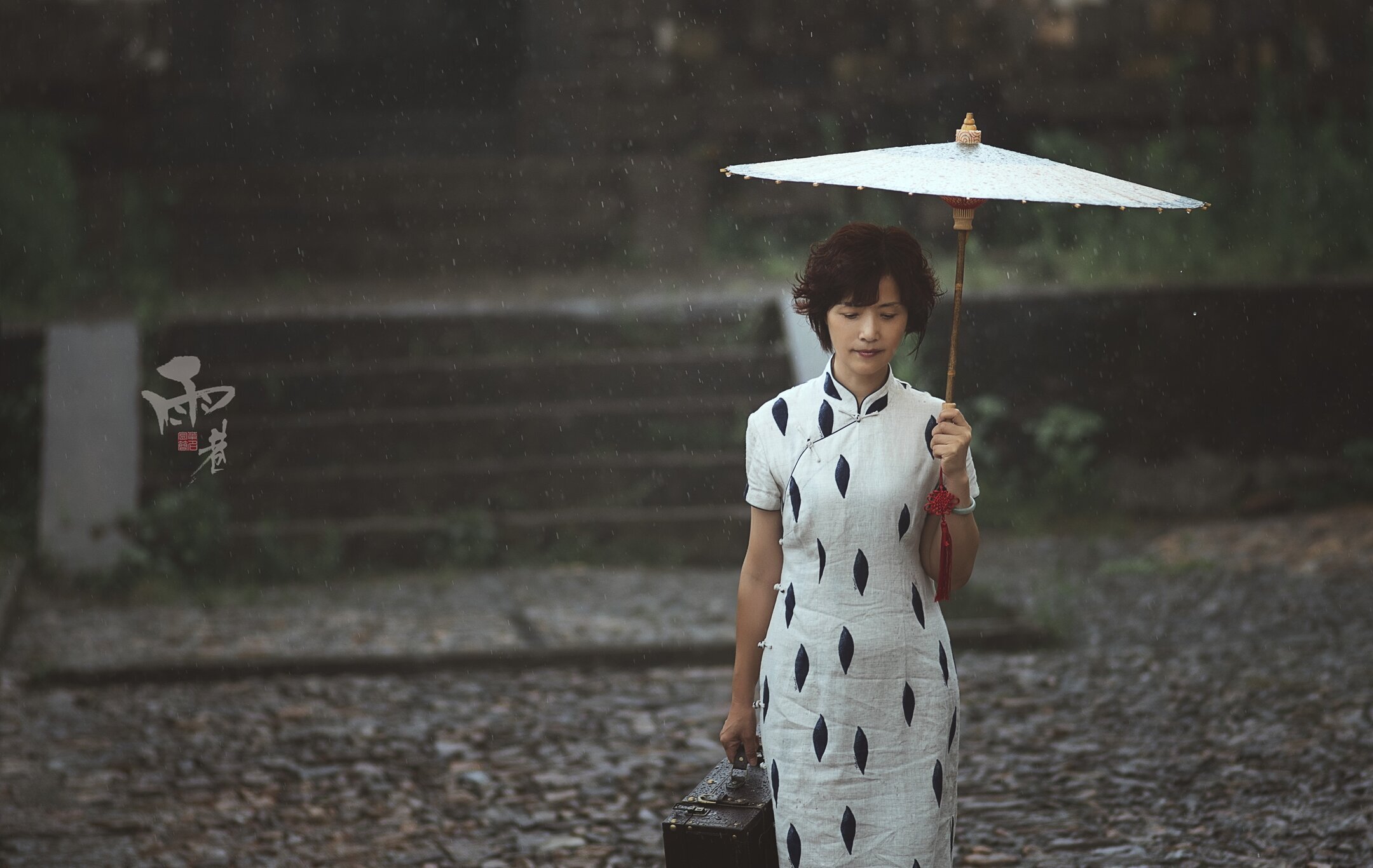 雨巷油纸伞里的 丁香姑娘 仍在久久的徘徊 寻她那丁香花幽怨般的结