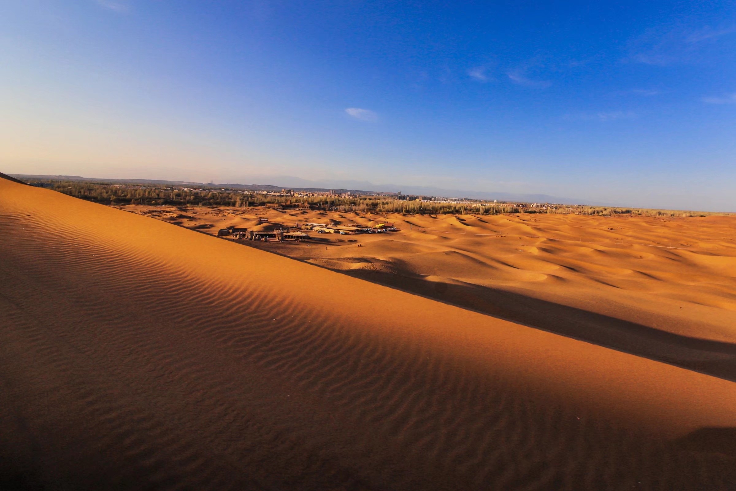 是新疆的第三大沙漠,一直向东到达甘肃敦煌附近,也是属于塔克拉玛干