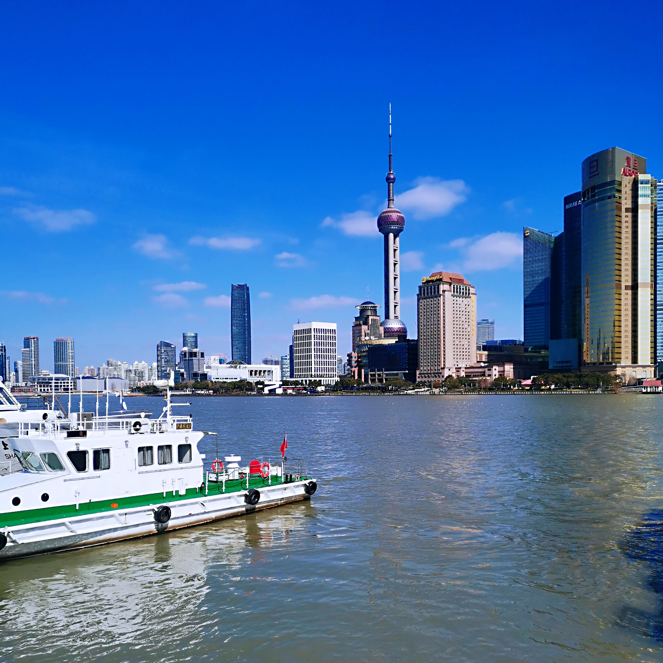 蓝天下大上海黄浦江畔风景线首发