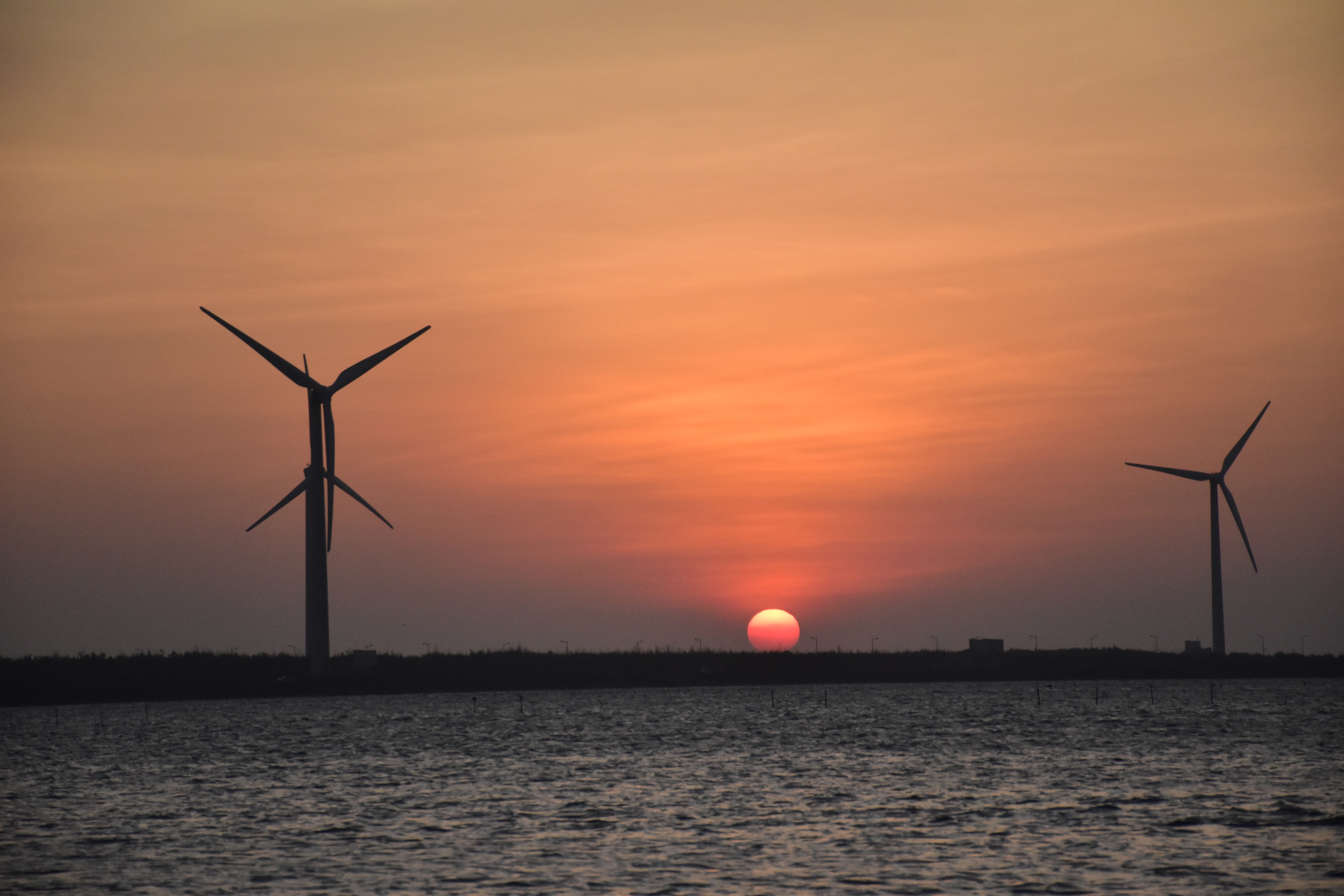 太阳已经落入海的那一端 远处船泊停进了港湾 天终将暗下来 踏著夕阳