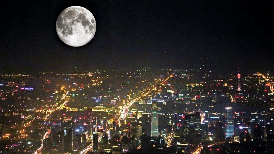 我感觉到了中国的心跳 我看见了 崛起的城市万家的灯火 在月光下 做着