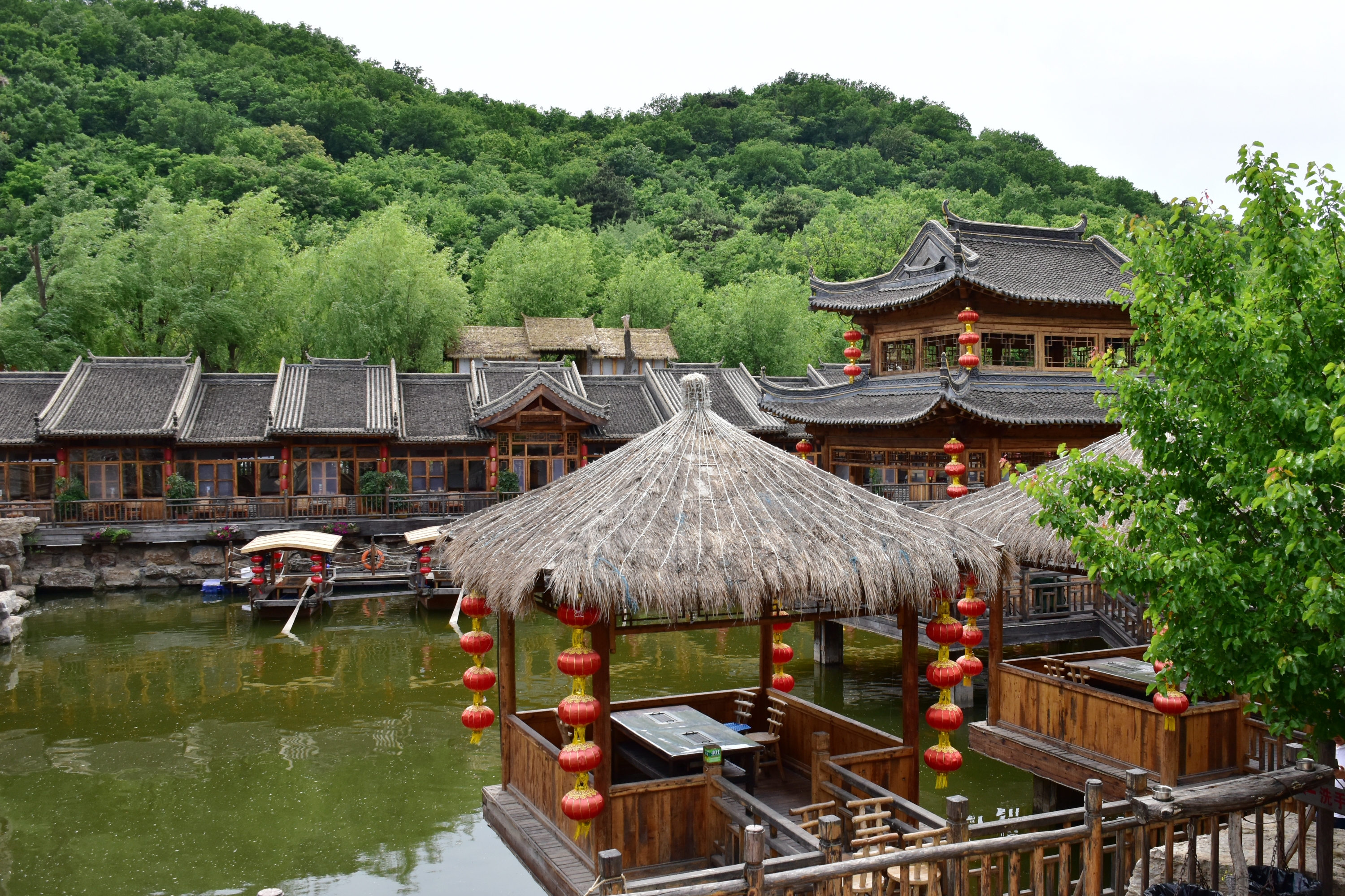 鞍山渔掌门山村老院子景区位于千山东北部的韩家峪村,四周环山,景色