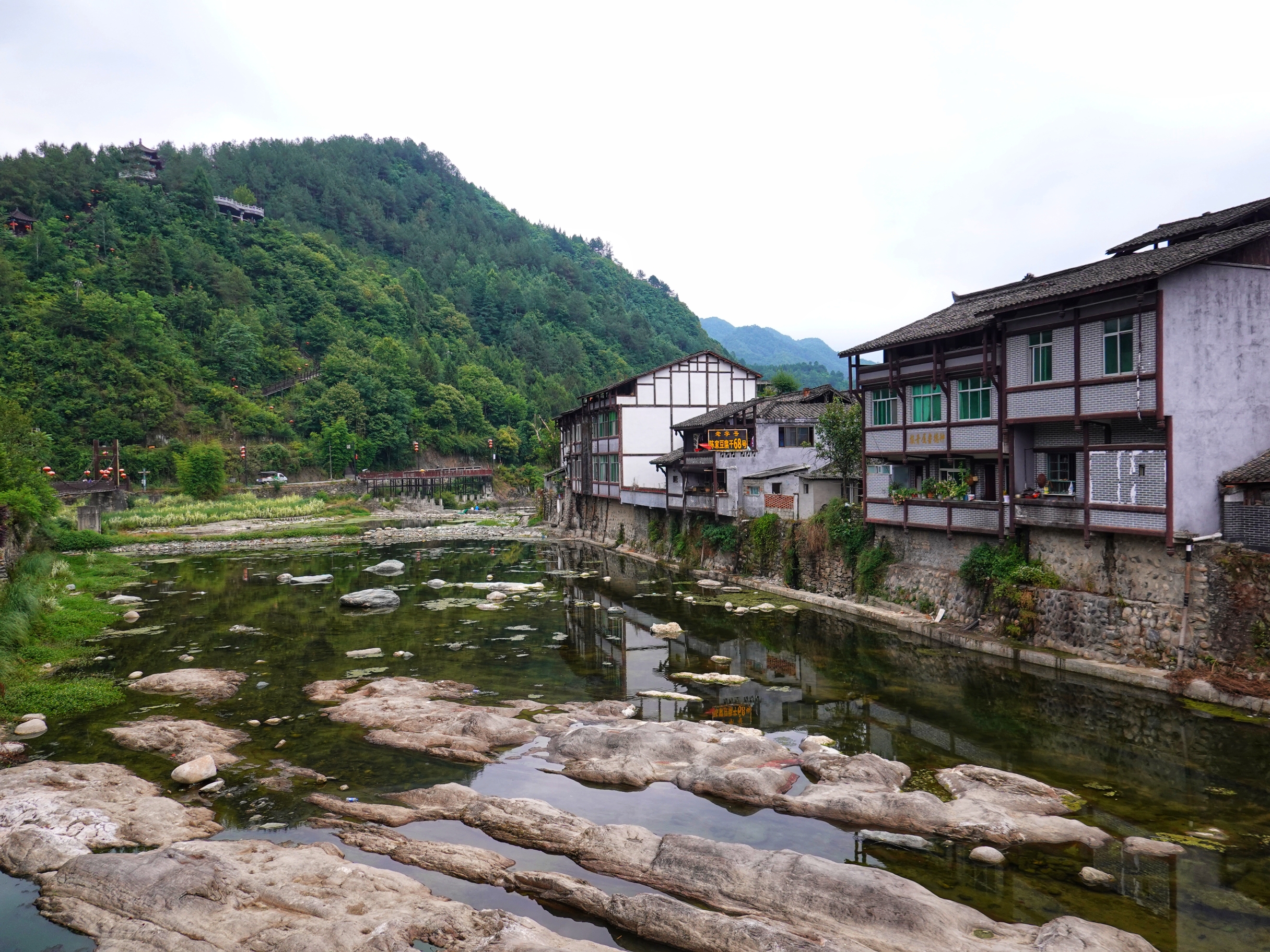 属陕西省汉中市宁强县的小镇——青木川,位于陕,甘,川交界处,西连四川