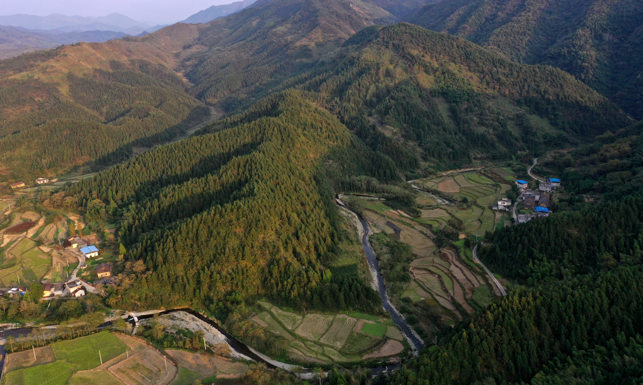 寒泉村梯田 ——卢耀辉 梯田缠岭许攀峰, 纡曲抱山登九重.