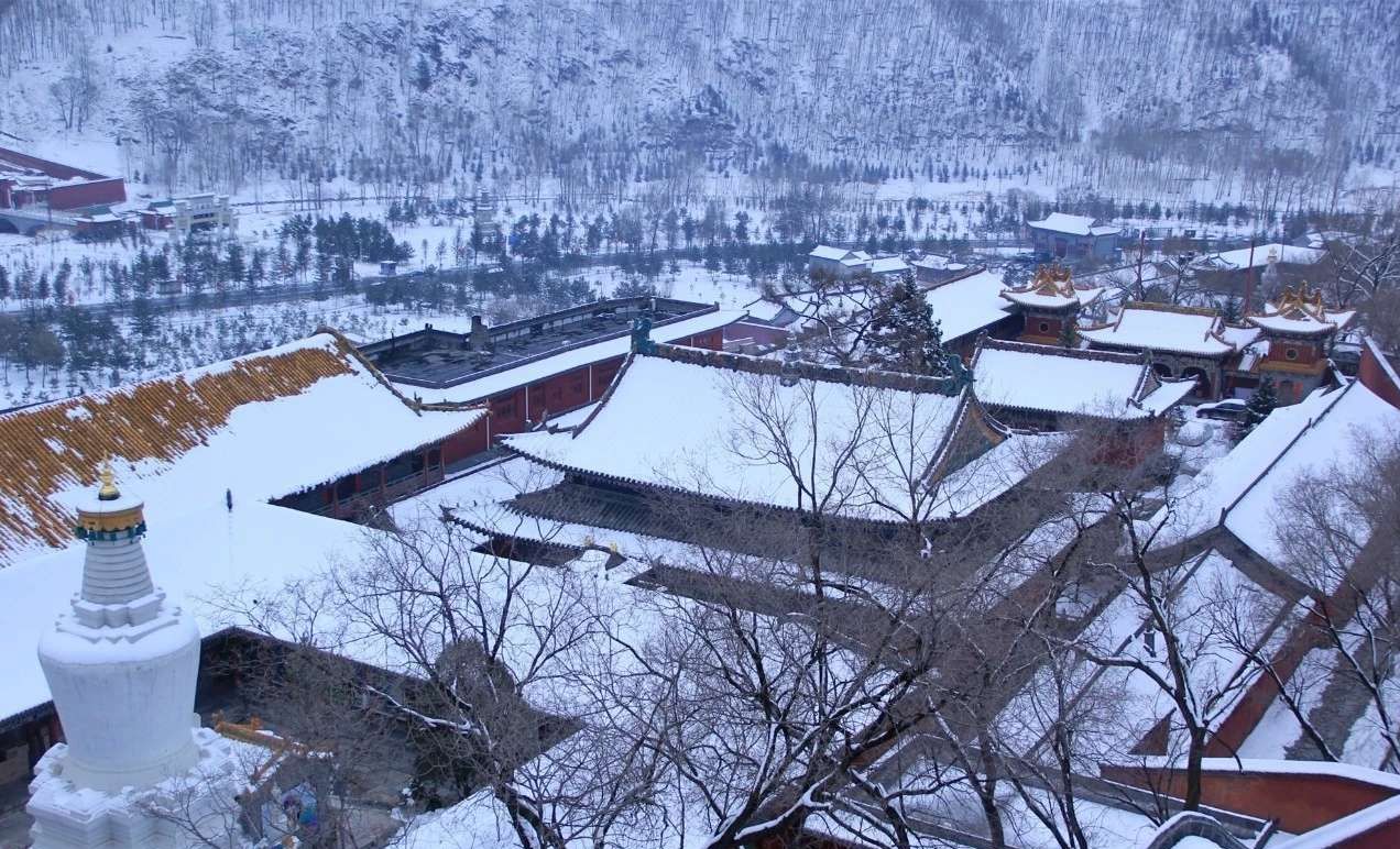 虽然不是极寒之地,但五台山的北台,却是燕山山脉最高峰,常年下雪,而不