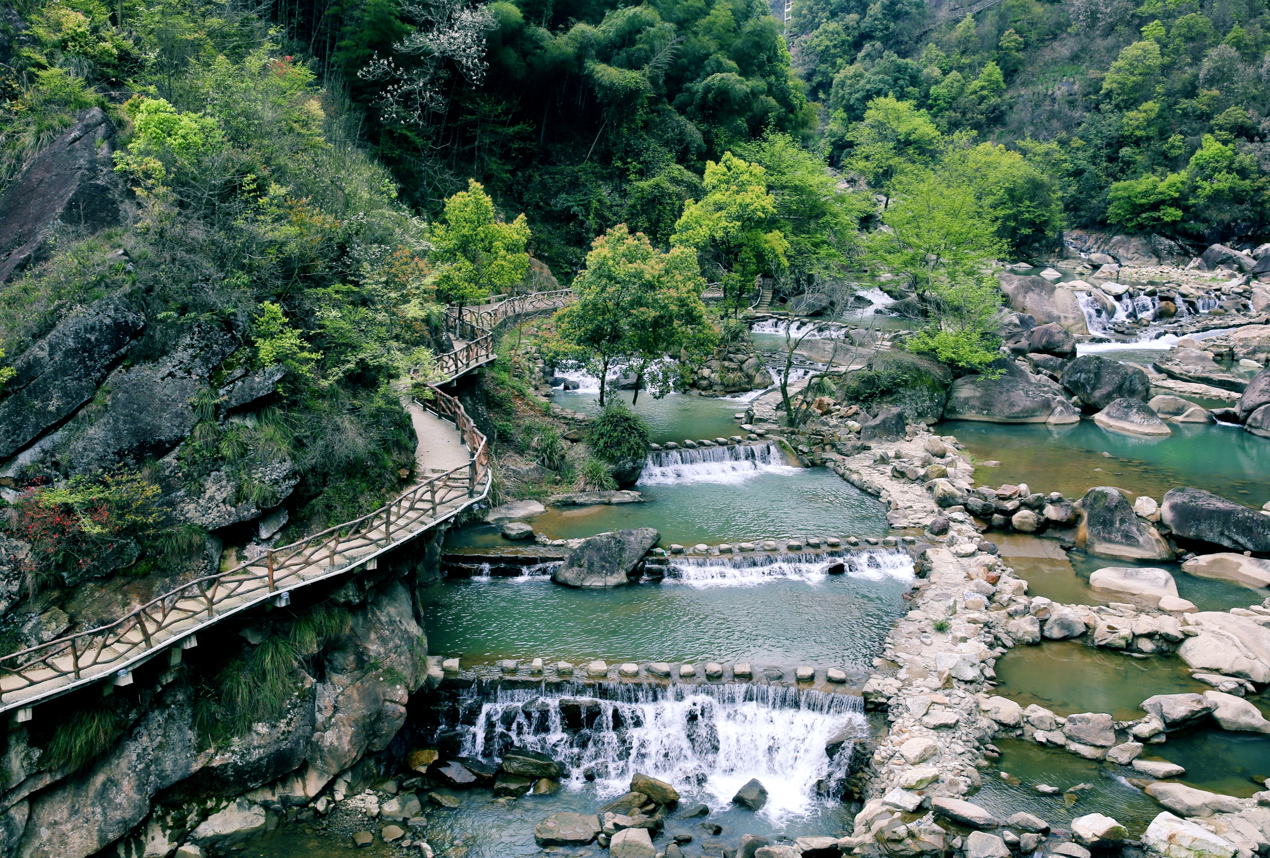 望仙峡谷小镇处于上饶北部,秀峰峻拔,峡谷蜿蜒曲折,溪流飞瀑