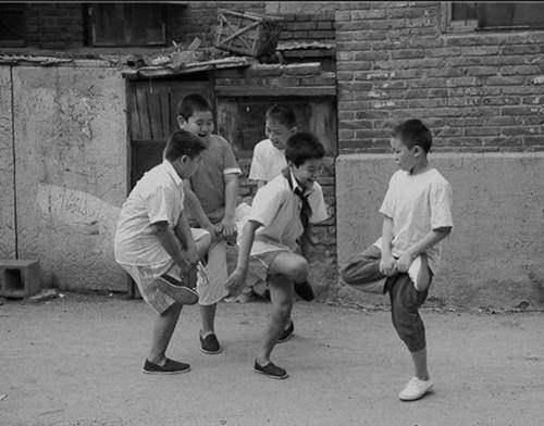 今天无意中发现了小时候的照片 看到了小学的毕业照 让我想到了我曾经