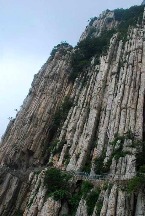 嵩山是中华文明的重要发源地,也是中国名胜风景区,为五岳中的中岳