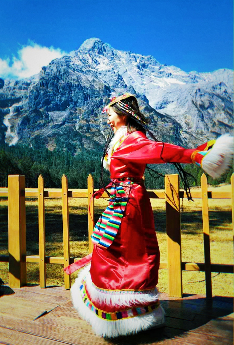歌声在青藏高原飘荡 优美的旋律充满了吉祥 挥舞长袖跳着幸福安康