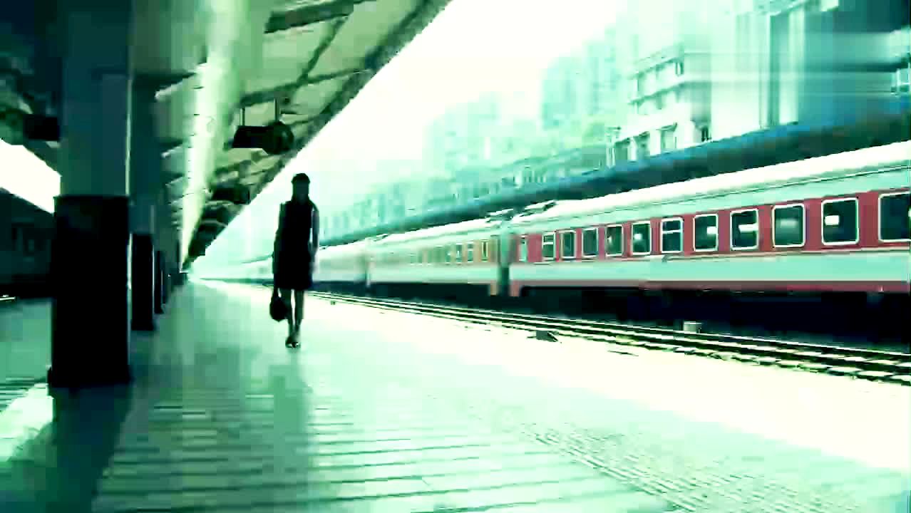 忘不了那年的春天 我目送着你的背影 消失在火车站