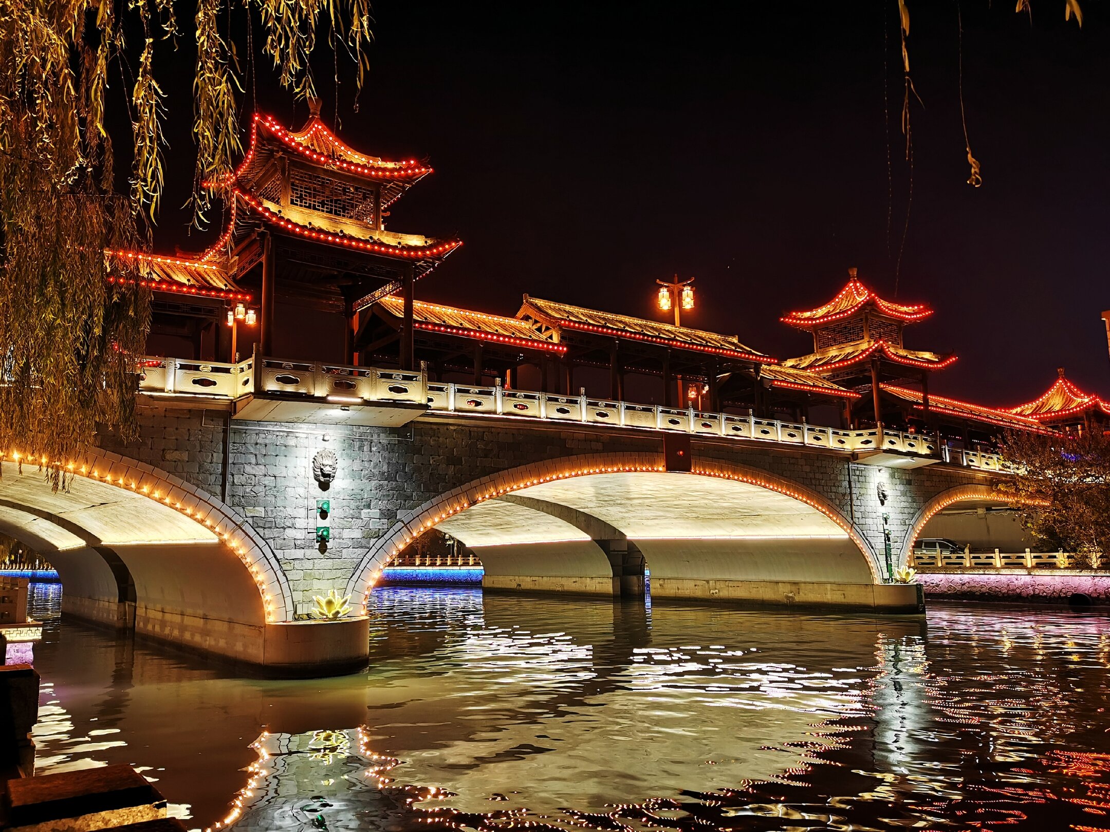 古运河穿扬州城而过,美丽夜景,常常吸引我前往欣赏,把它收入镜头.