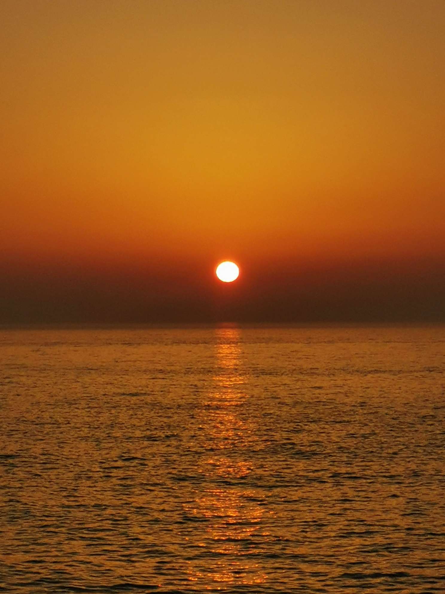 文字原创:石头 图片摄影:山东乳山 海上日出光芒四射,太阳的红光,照