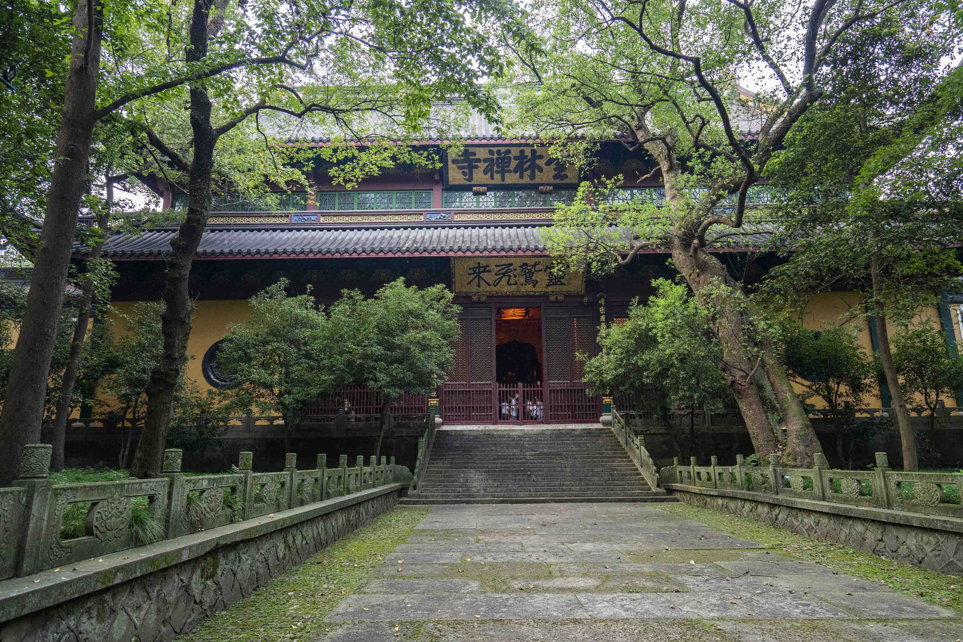 灵隐寺始建于东晋咸和三年(公元328年),至今已有一千六百余年的历史