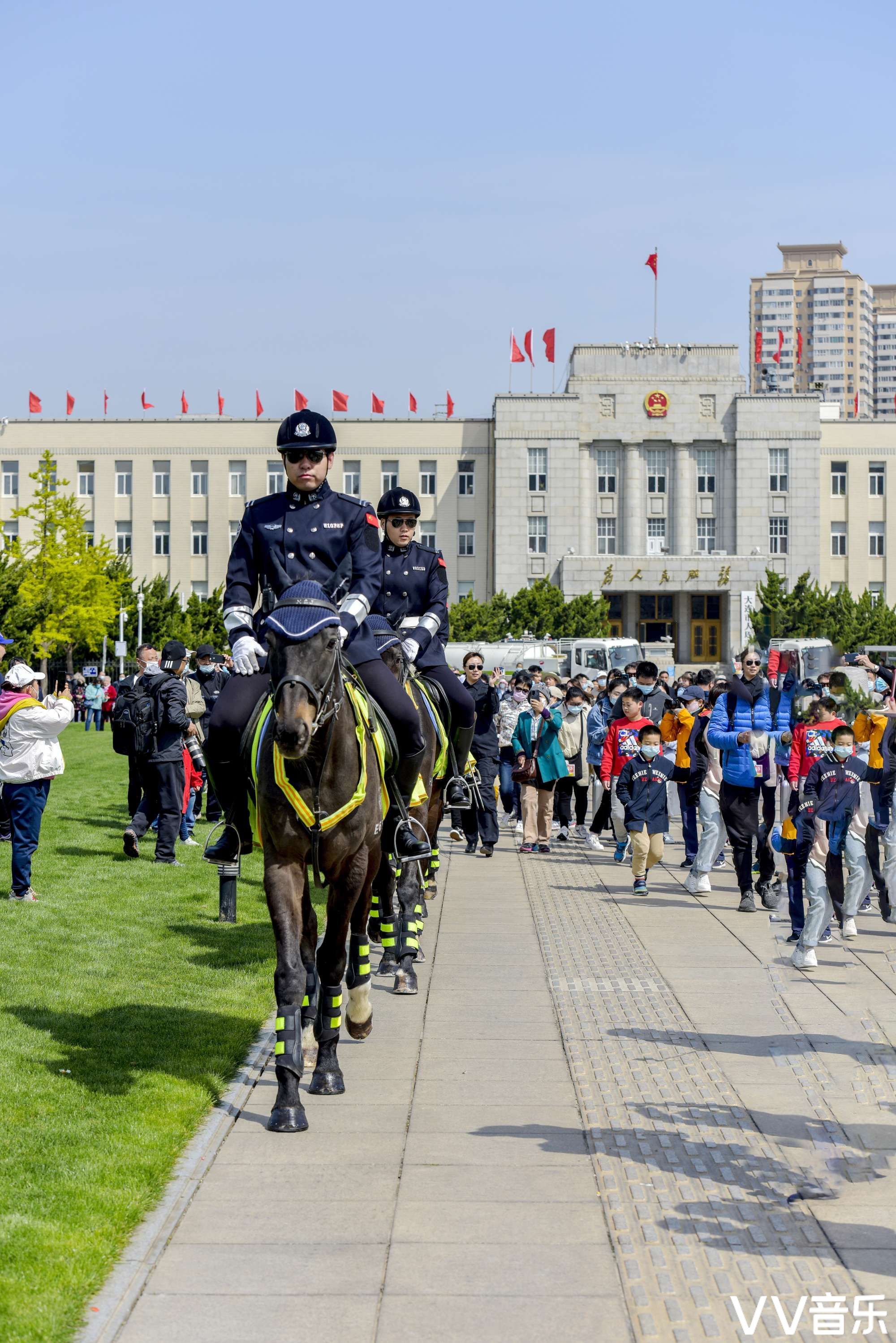 大连骑警再现风采烂漫之都最靓丽风景线