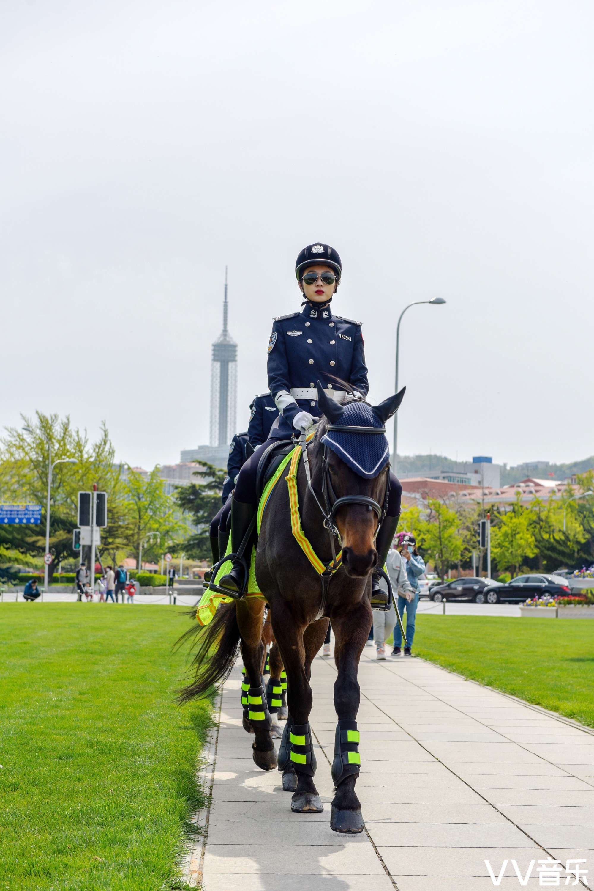 大连骑警再现风采烂漫之都最靓丽风景线