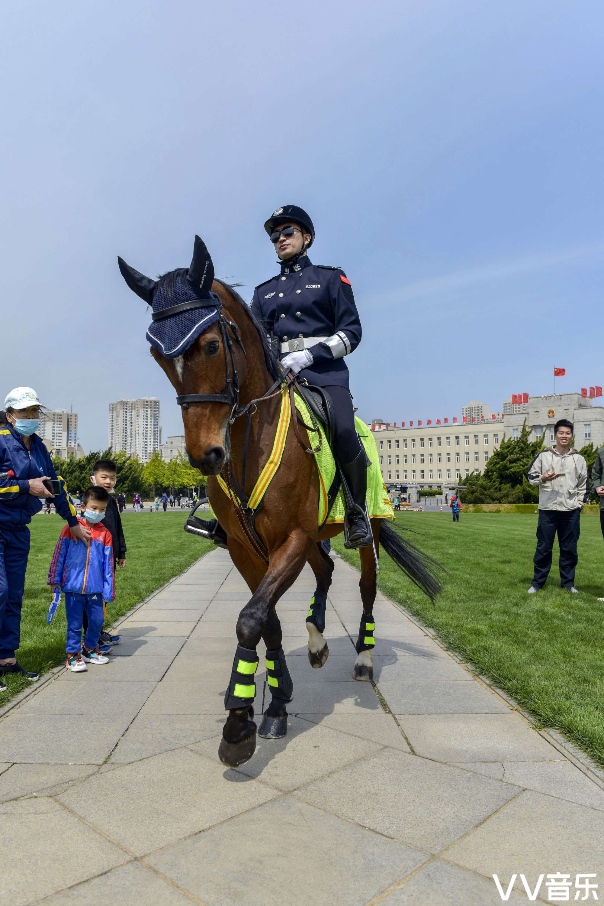 大连骑警再现风采烂漫之都最靓丽风景线