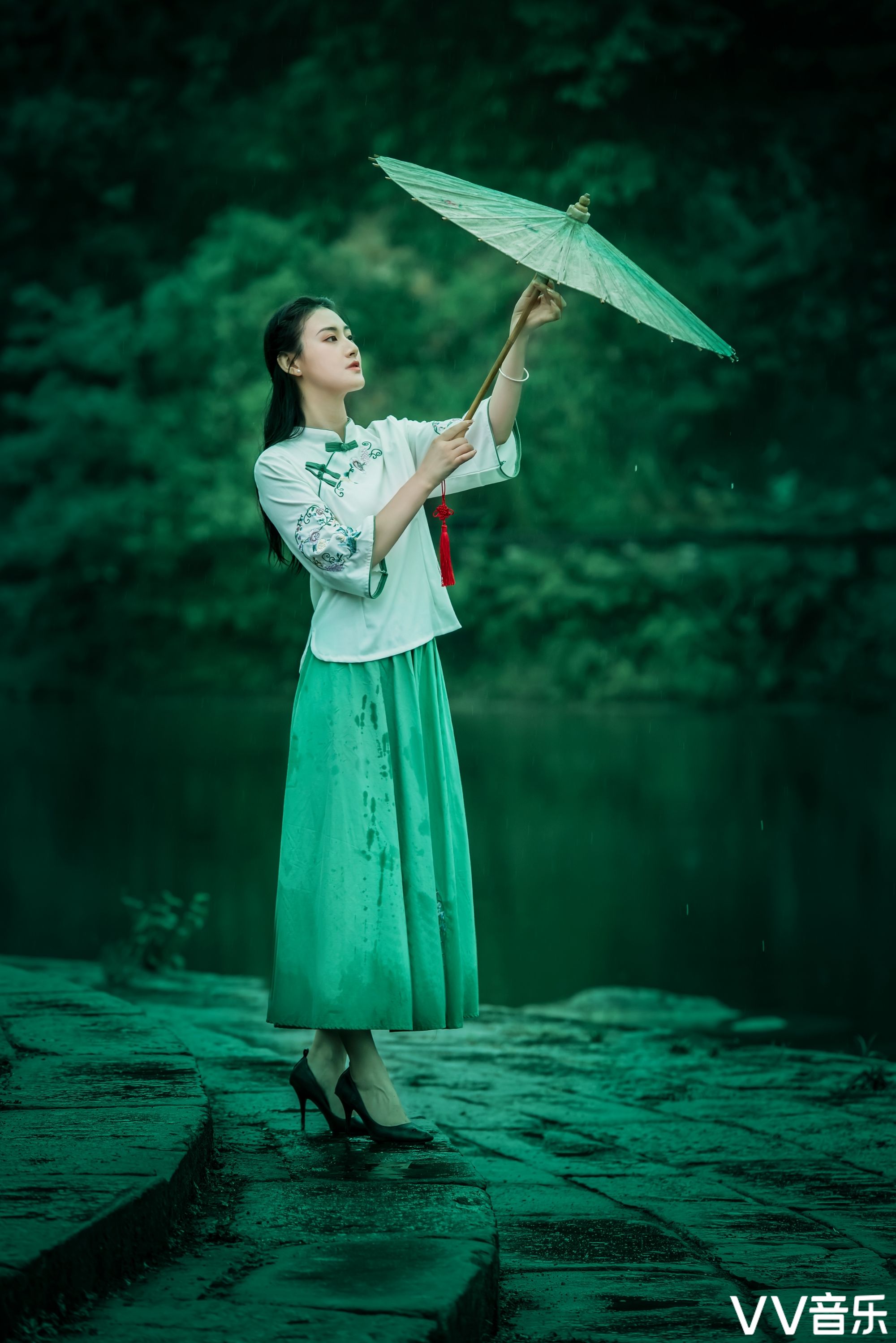 图片拍摄及后期:晨歌 出镜:惠子,刺猬 音乐:《晚秋》 场景:重庆两江