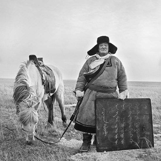 叫一声额吉啊, 我屈膝跪在白音胡硕, 灵魂被这滔天的波澜撕扯.