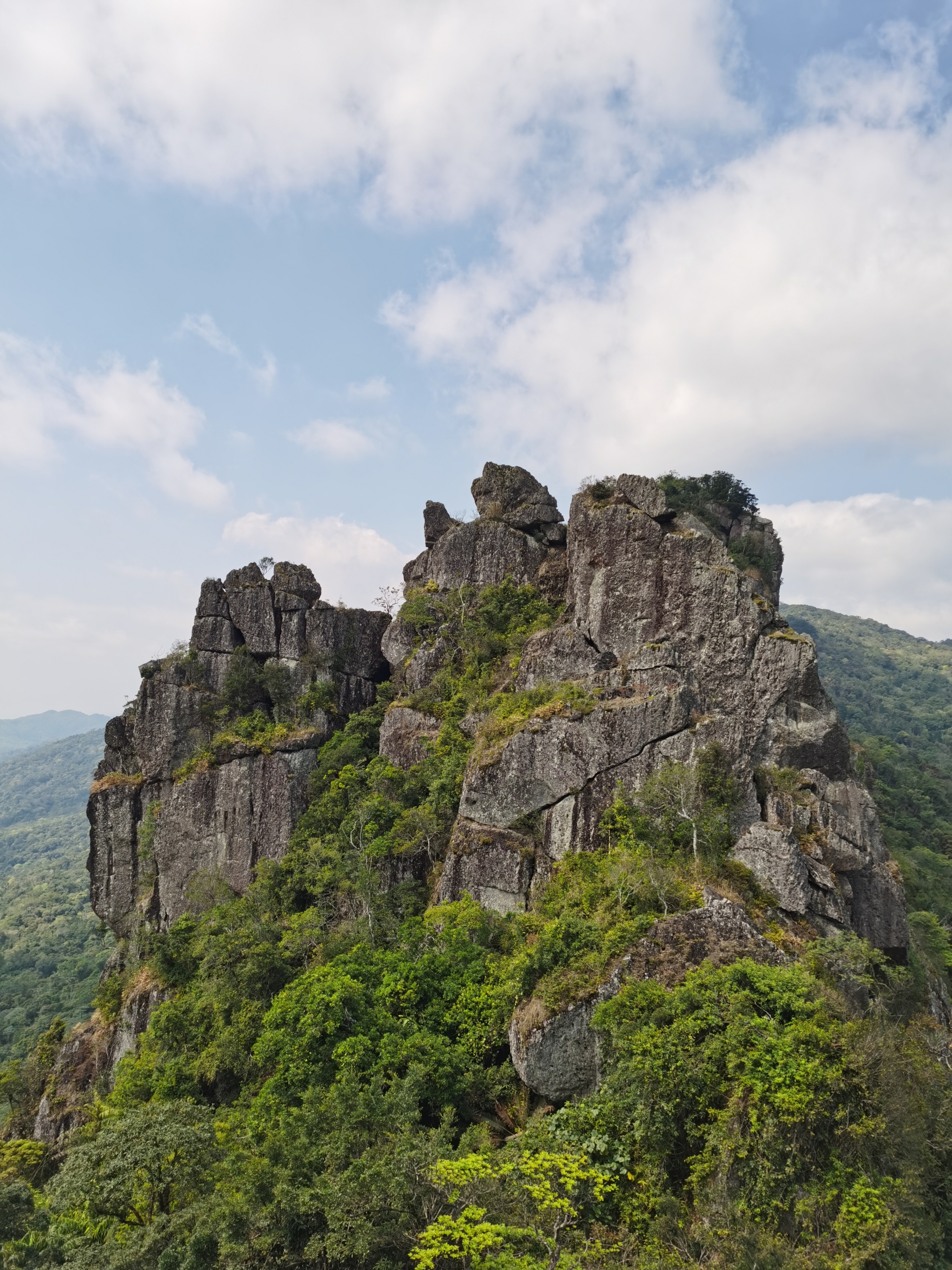 一步一景七仙岭勇于攀登