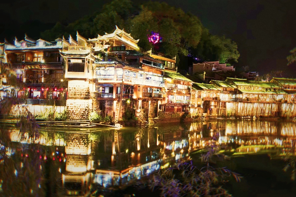 灯光映照下的凤凰古城vv首发