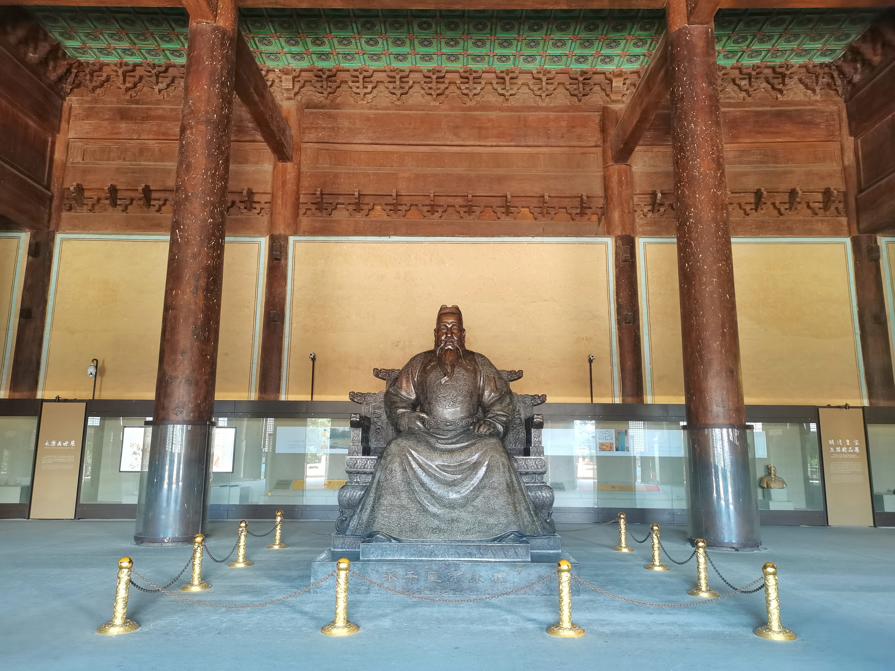 明长陵为明十三陵之首,是明成祖朱棣和皇后徐氏的合葬墓,位于北京市