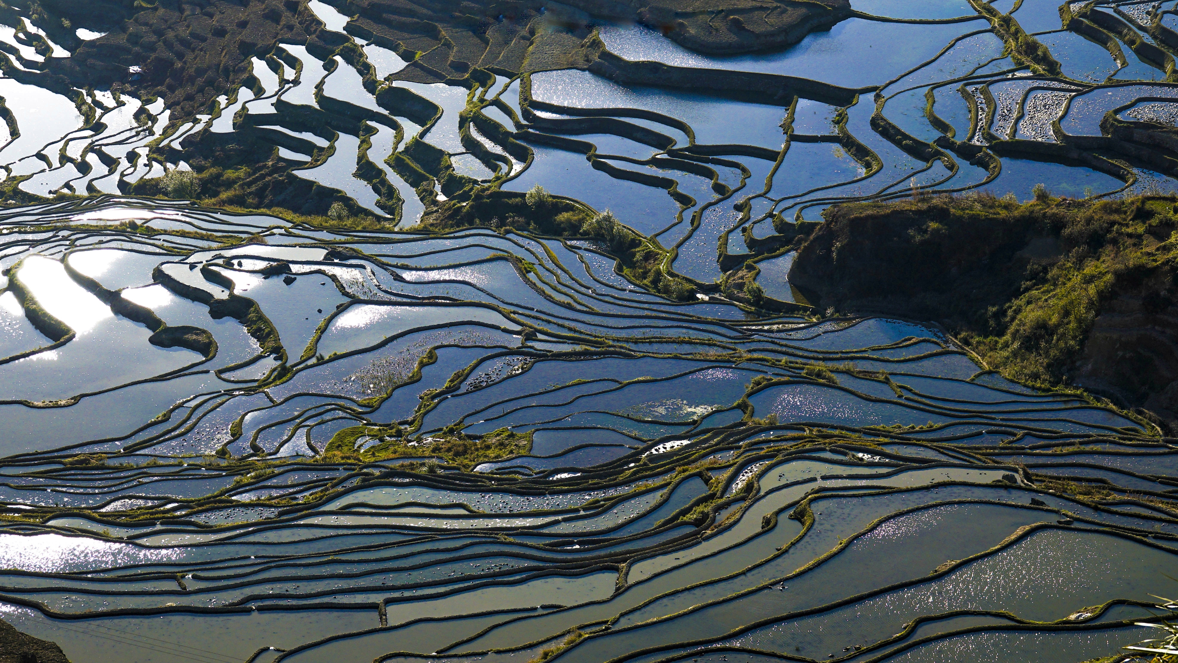 山有梯田坝有海 谷有红河岭有泉