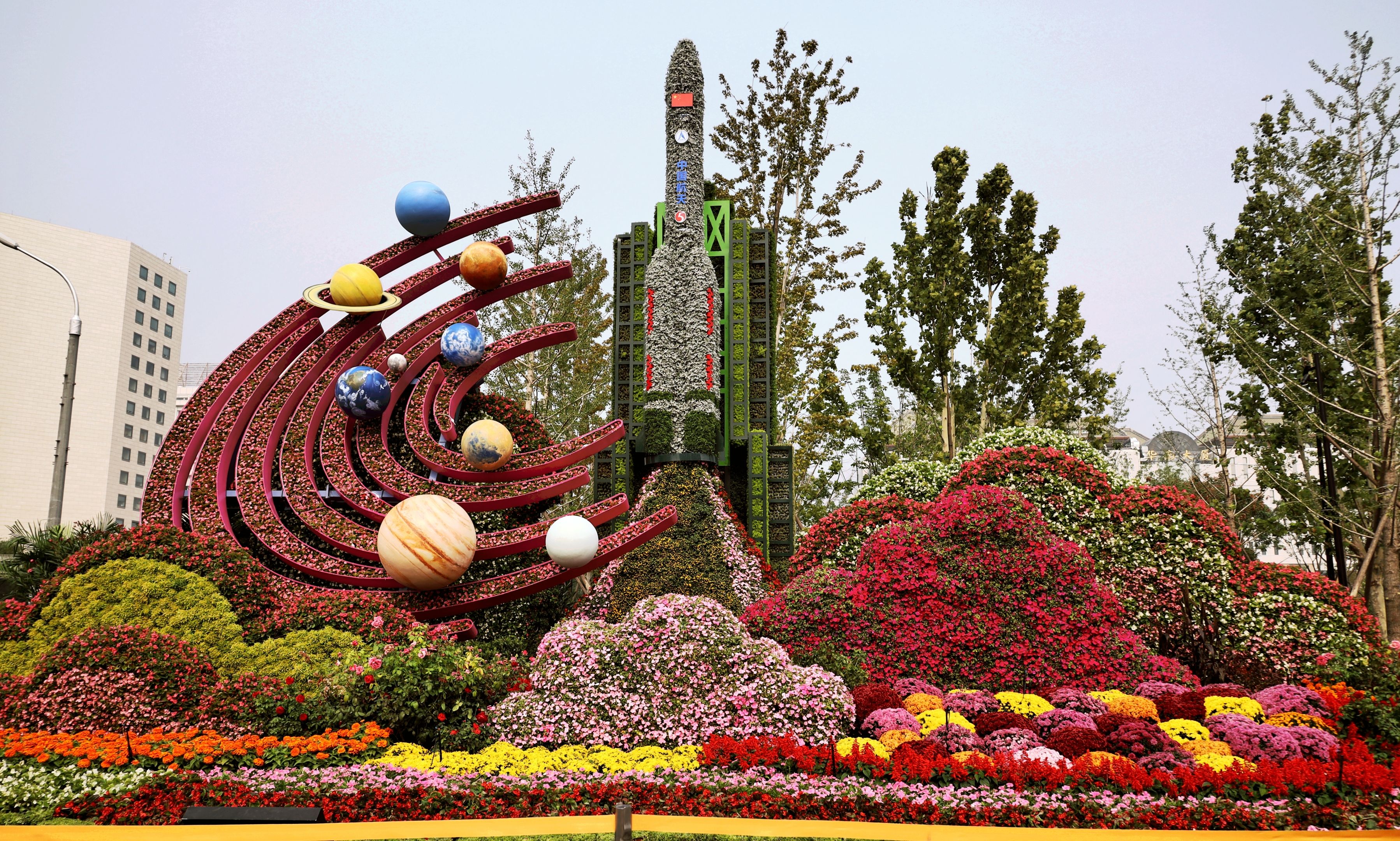 ▼ 西单东北角:"科技强国"