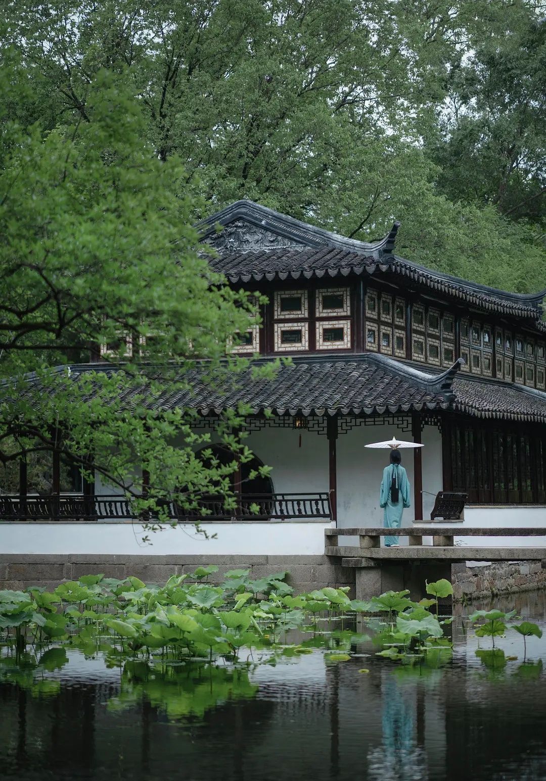 碧波亭楼烟雨中