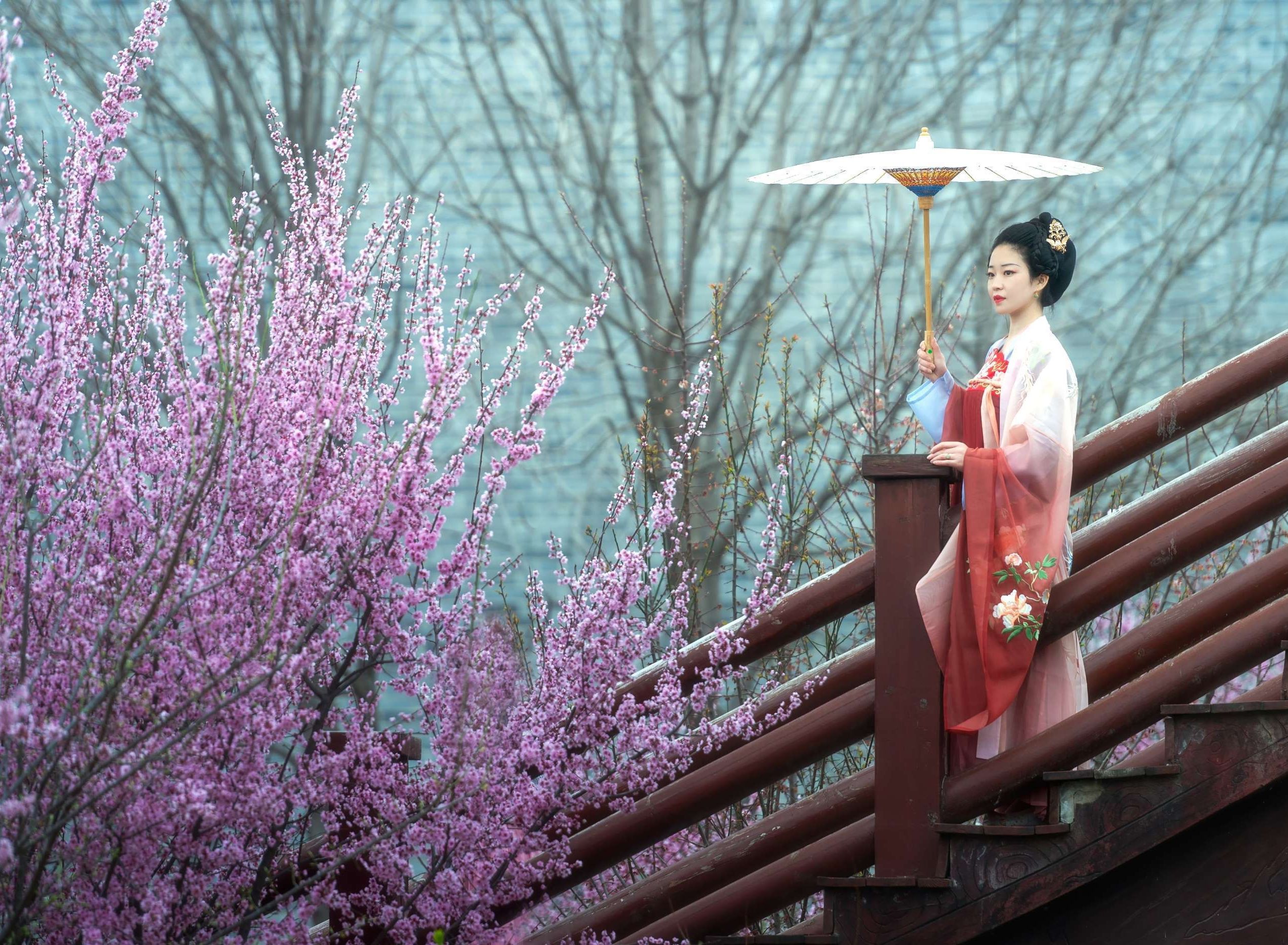 细柳糅情春靥笑,桃花望杏舞裙翩. 细风柳笑思媚靥,醉树歆春梦清欢.