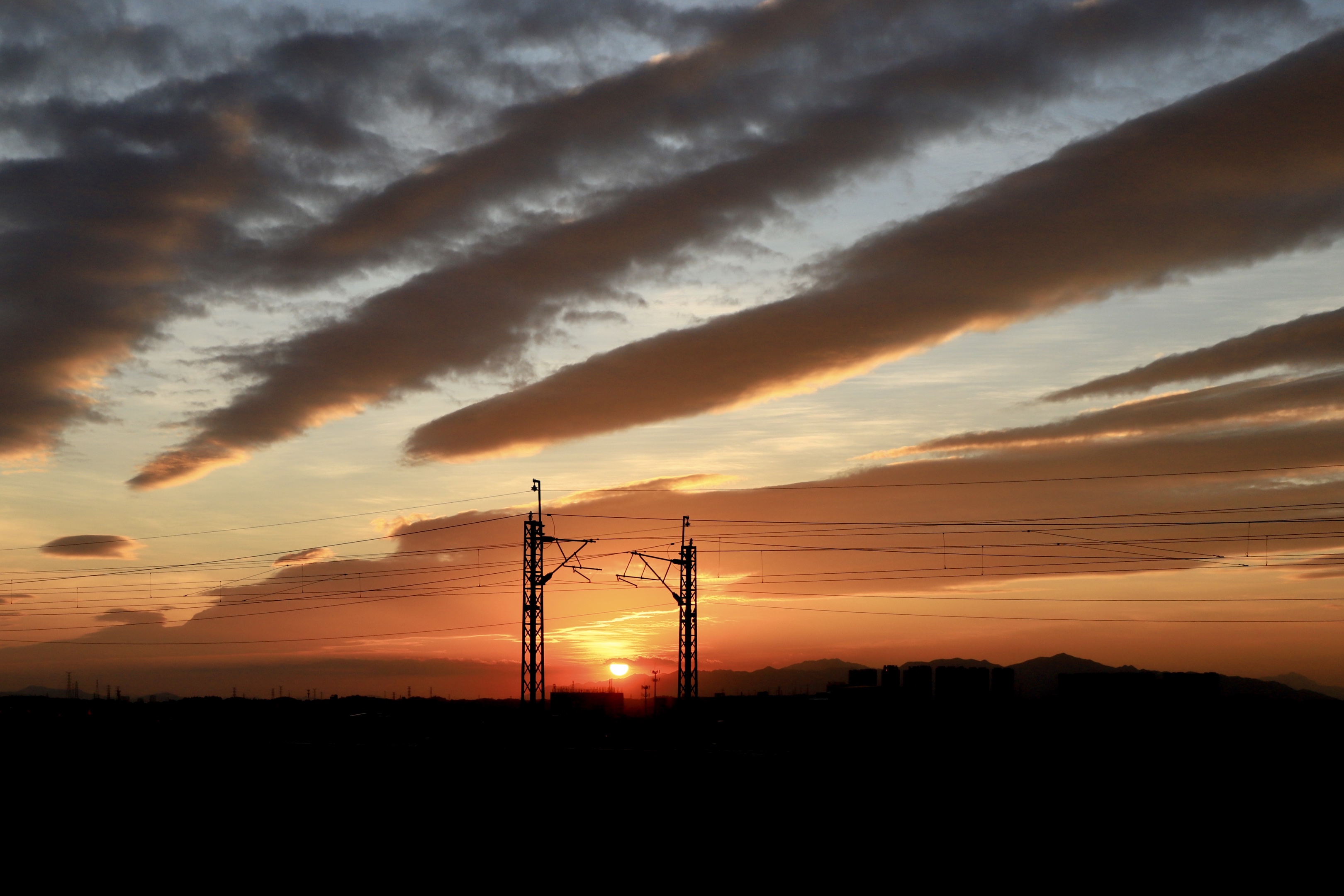 瞰晚斜阳水映纱,和光射染影云霞.