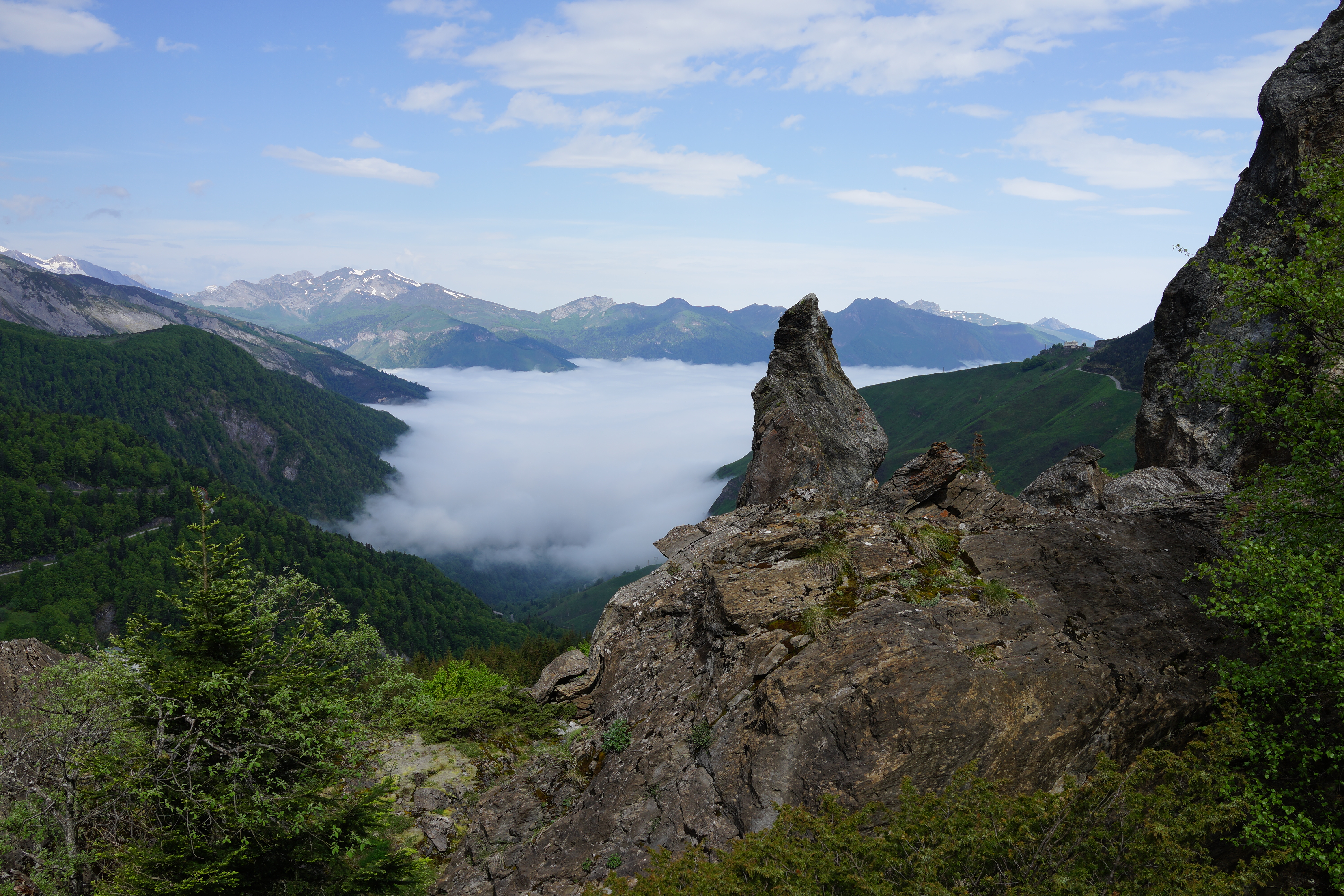 越向上走,峡谷中山峰尽显无余.