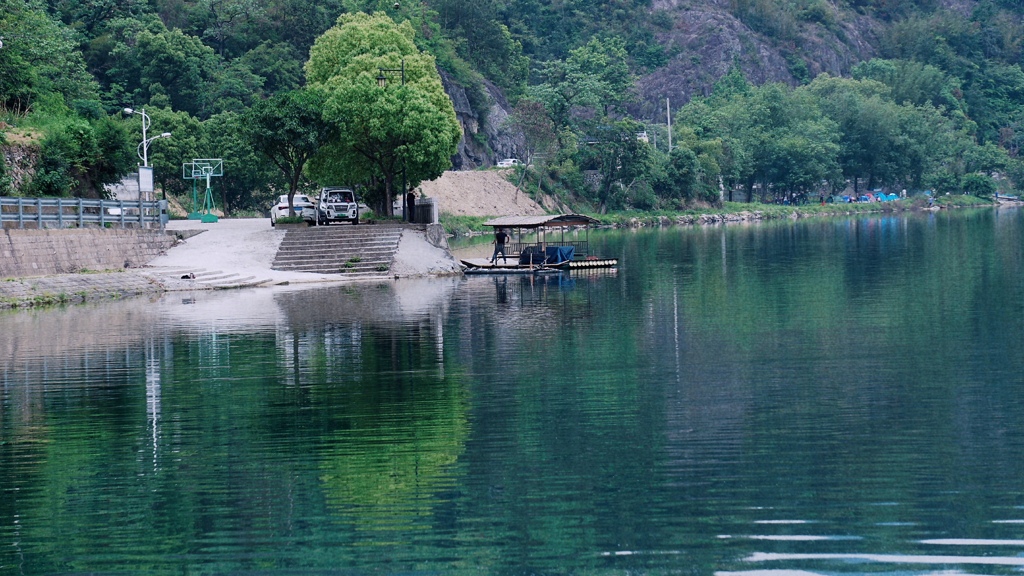 门前缓缓流水 门后一片树林