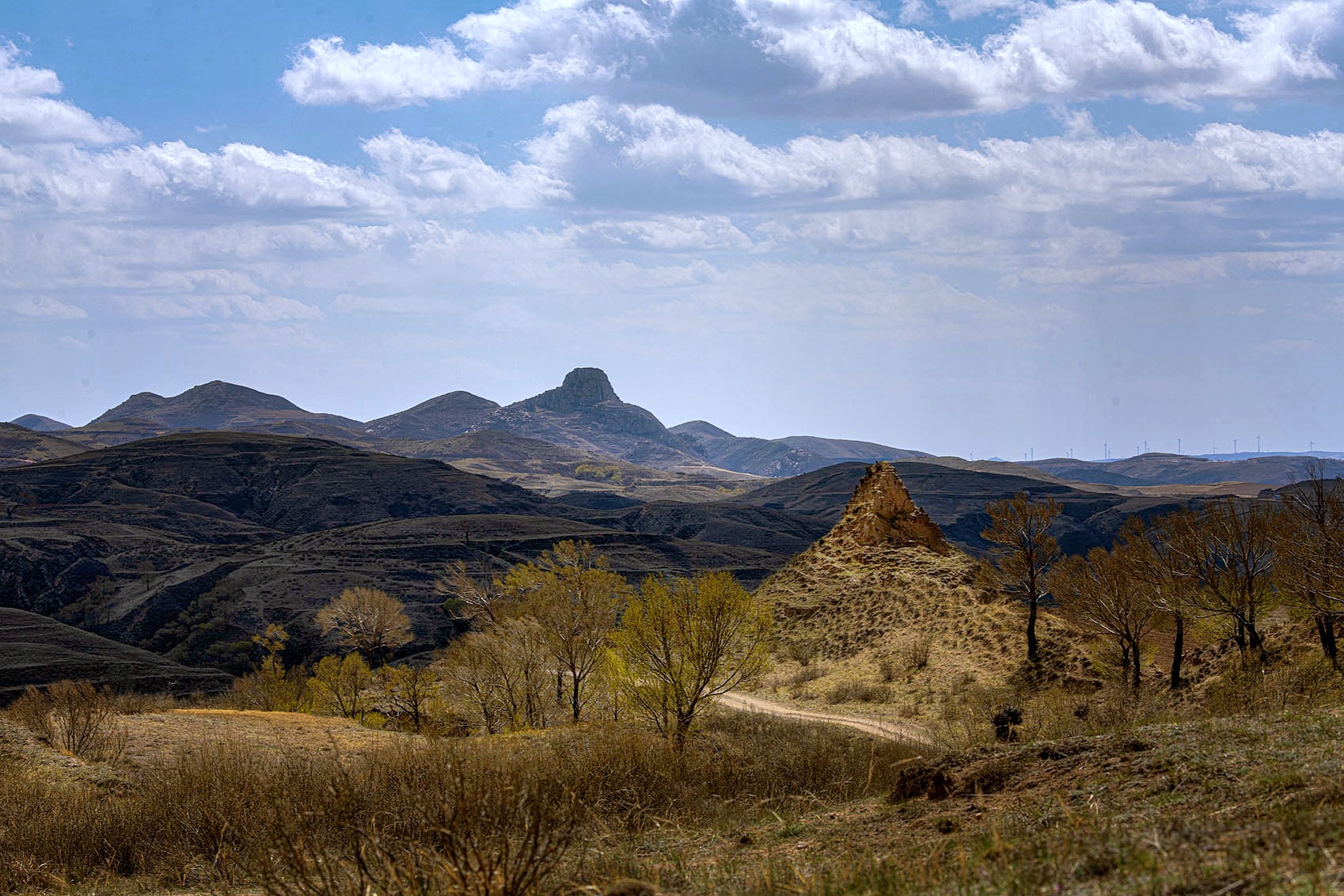 镜头中 三十二长城位于山西省右玉县右卫镇西南大约十公里的桦林山上