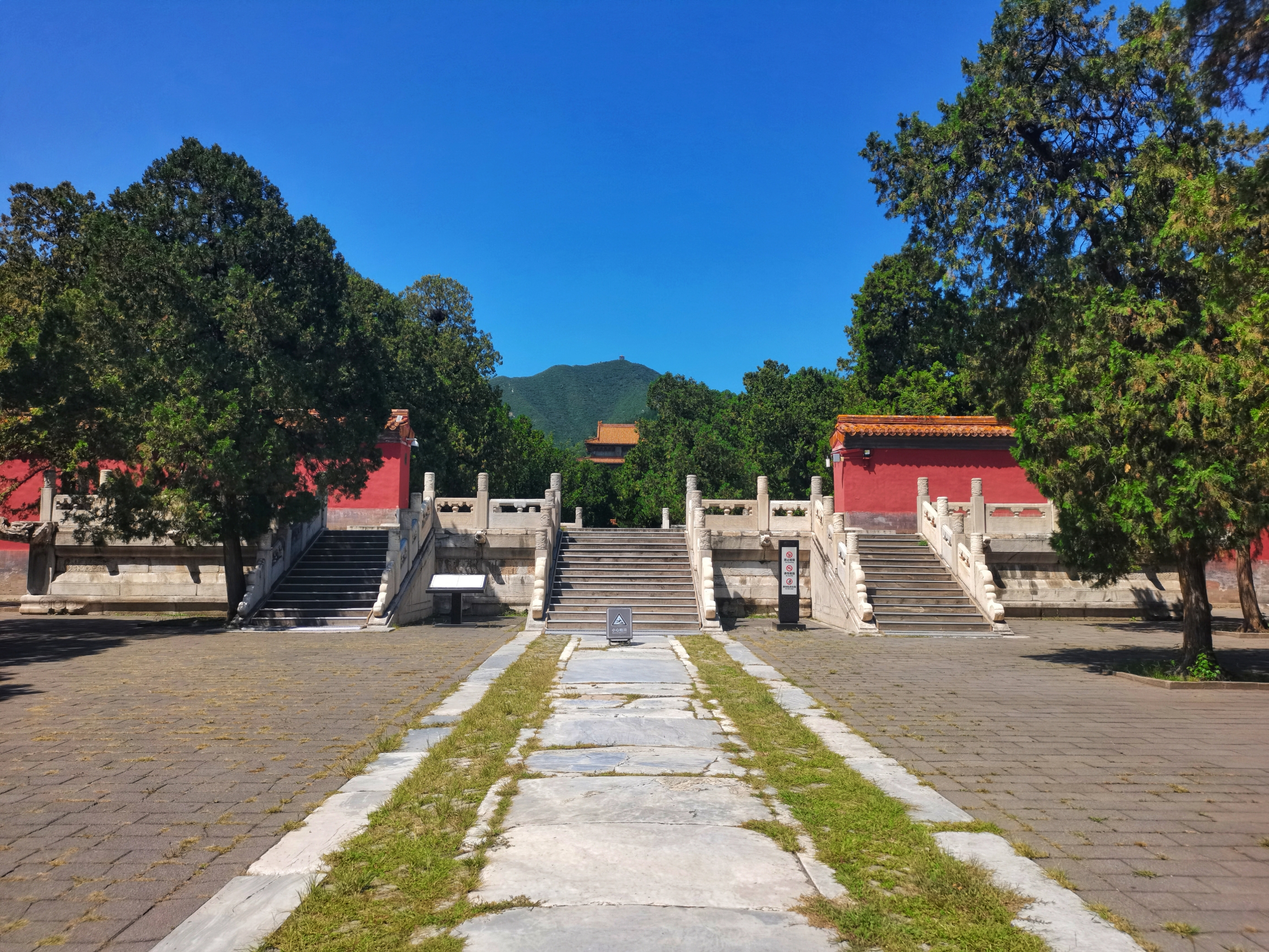 十三陵陵园白天图片