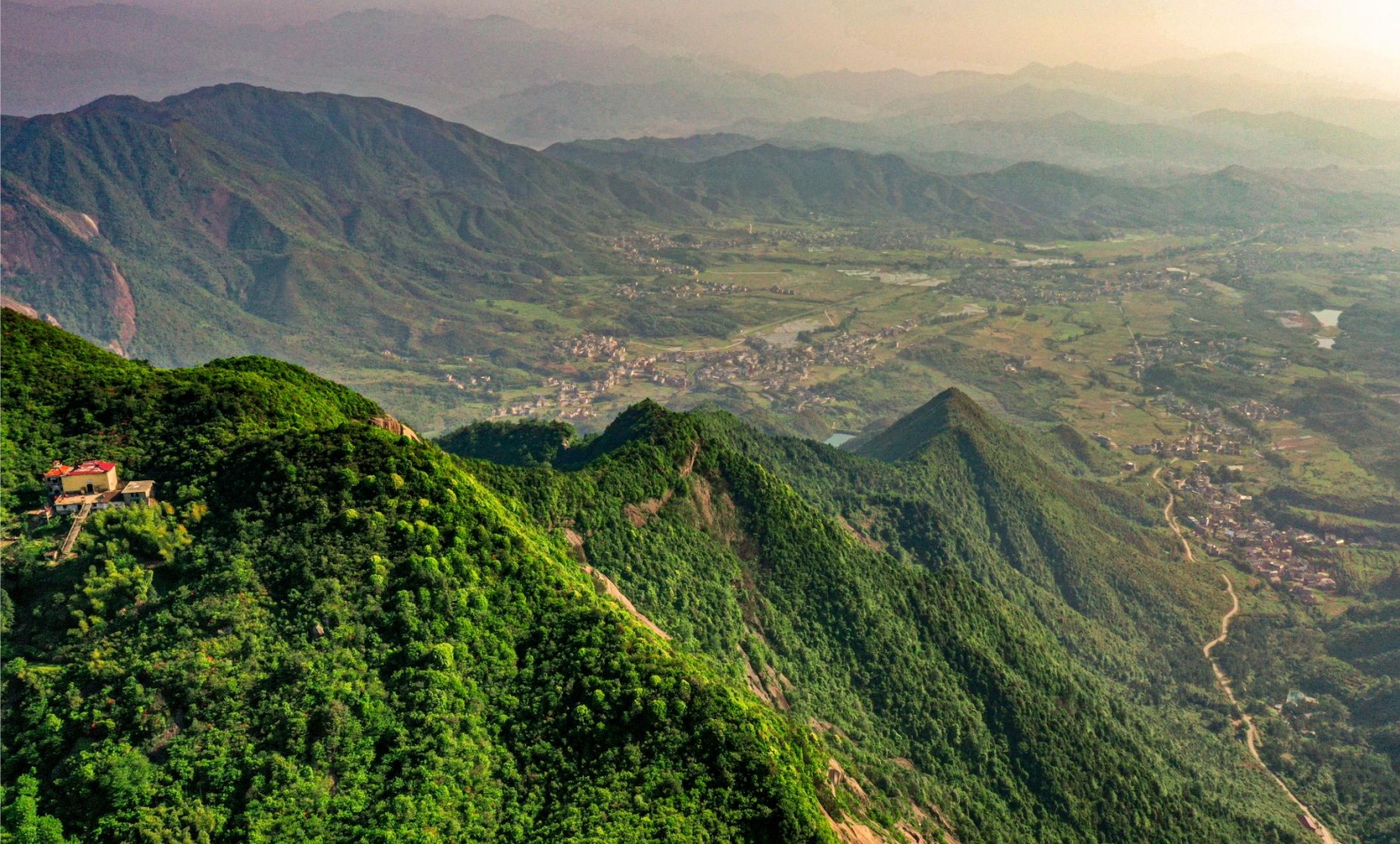 (首发)航拍灵山南峰塘