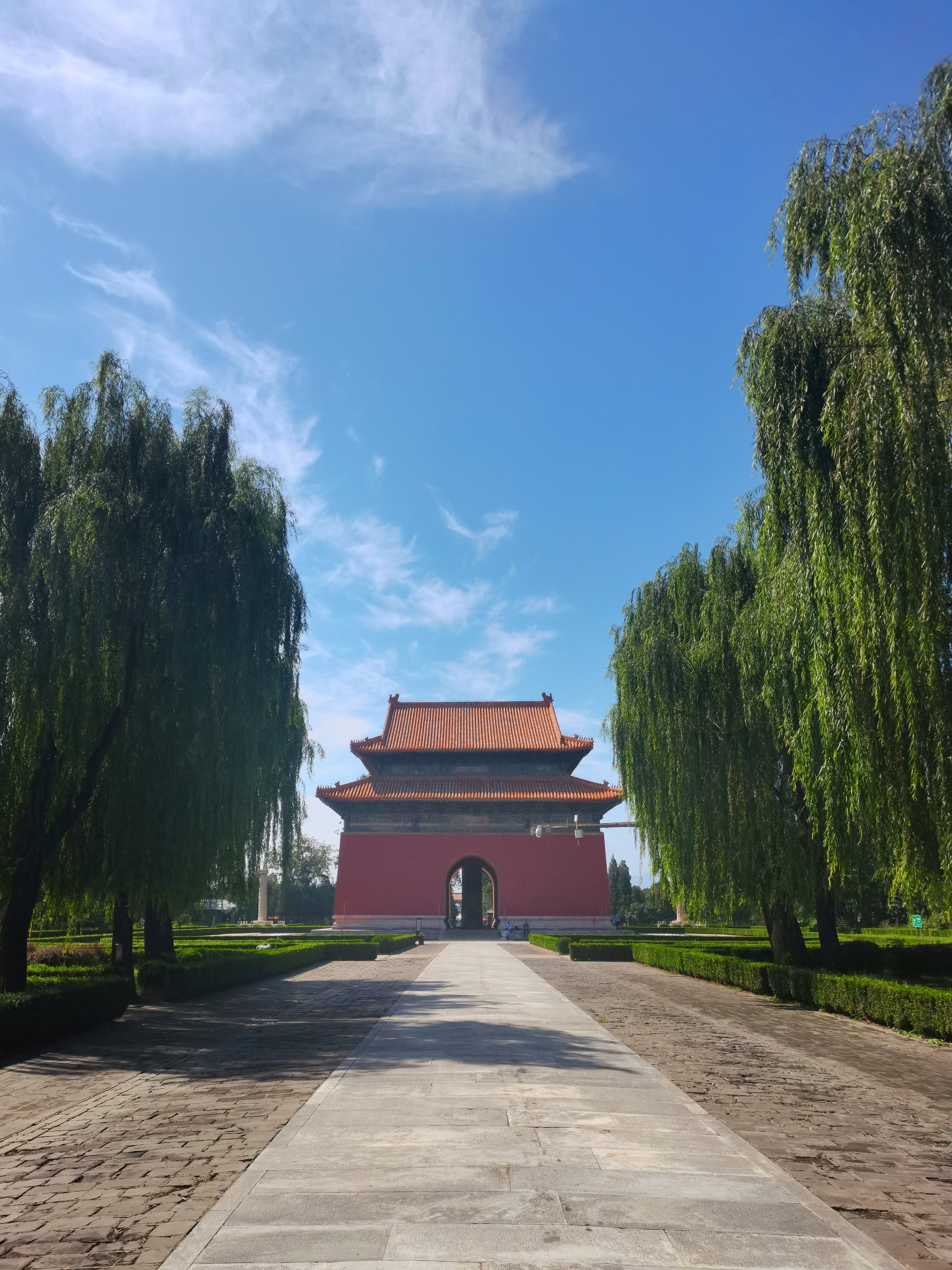 明十三陵位于北京市昌平区境内天寿山南麓,地处东,西,北三面环山的小