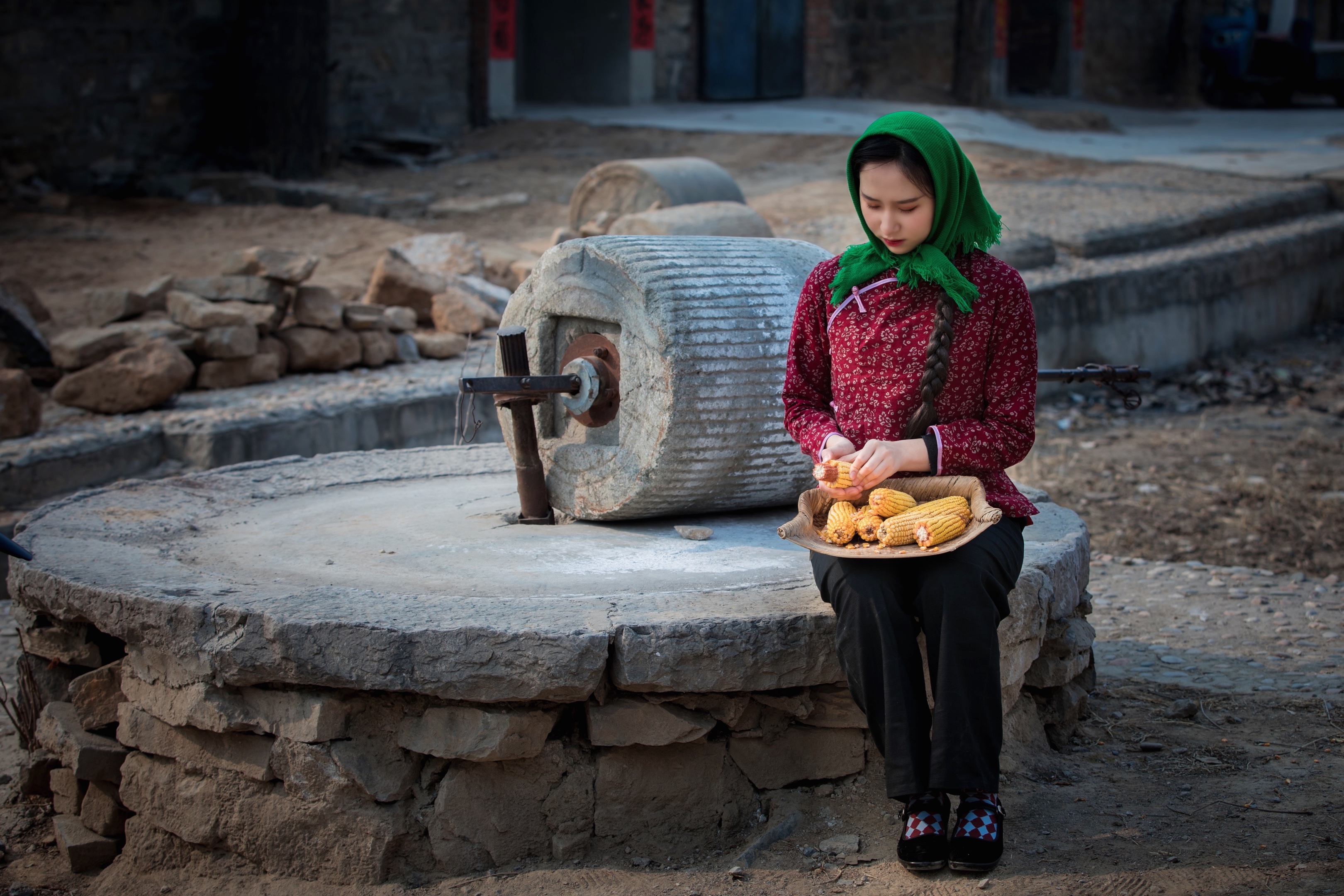 村里有个姑娘叫小芳
