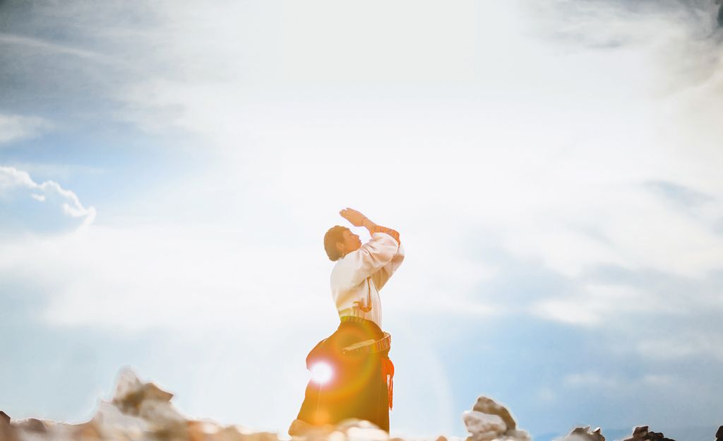 双手合手祈求上苍