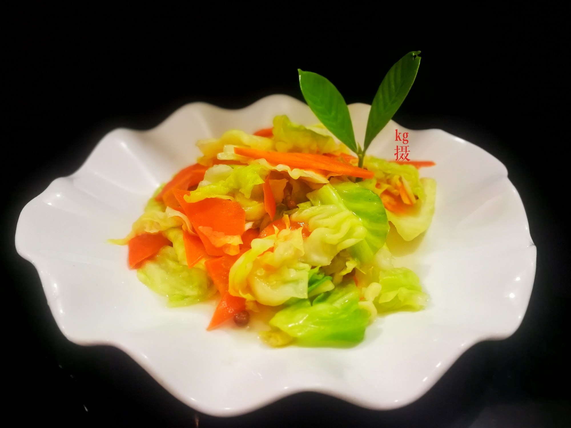 酸辣包菜味道诱人,酸辣可口,能开胃消食,也能增加食欲,特别适合