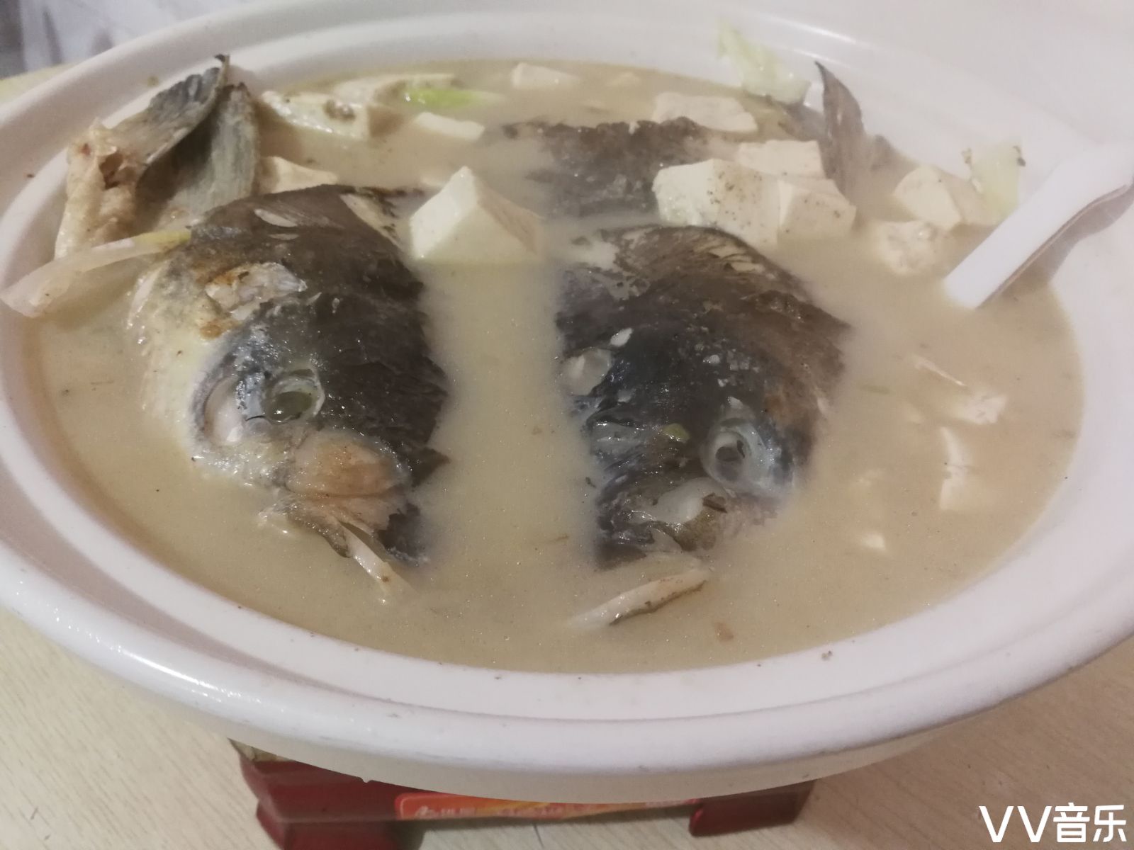 清湯魚頭燉豆腐 ~~ 不吃辣的,清湯奶汁,湯汁鮮美,營養豐富