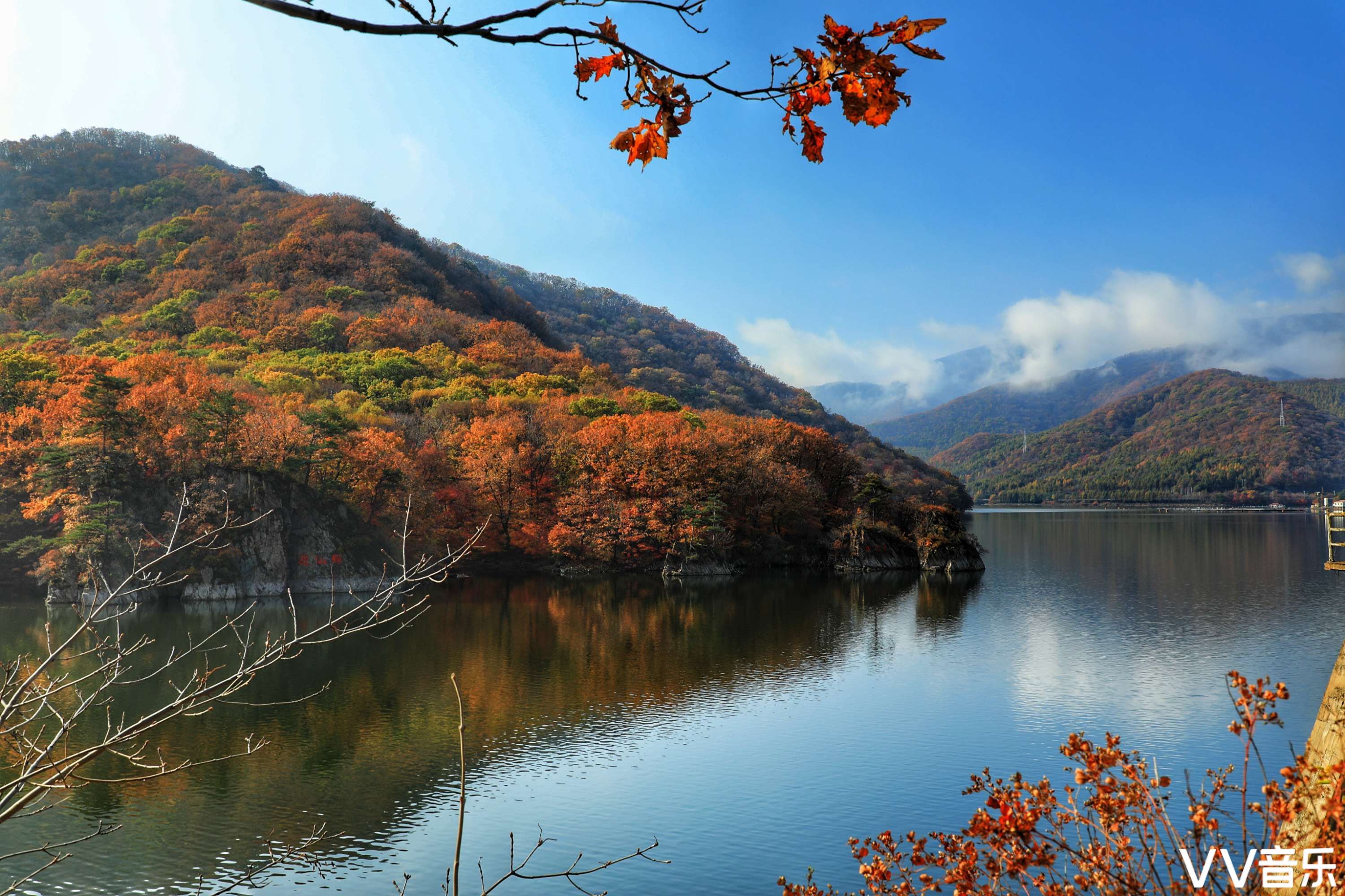 秋之绚关山湖的魅力