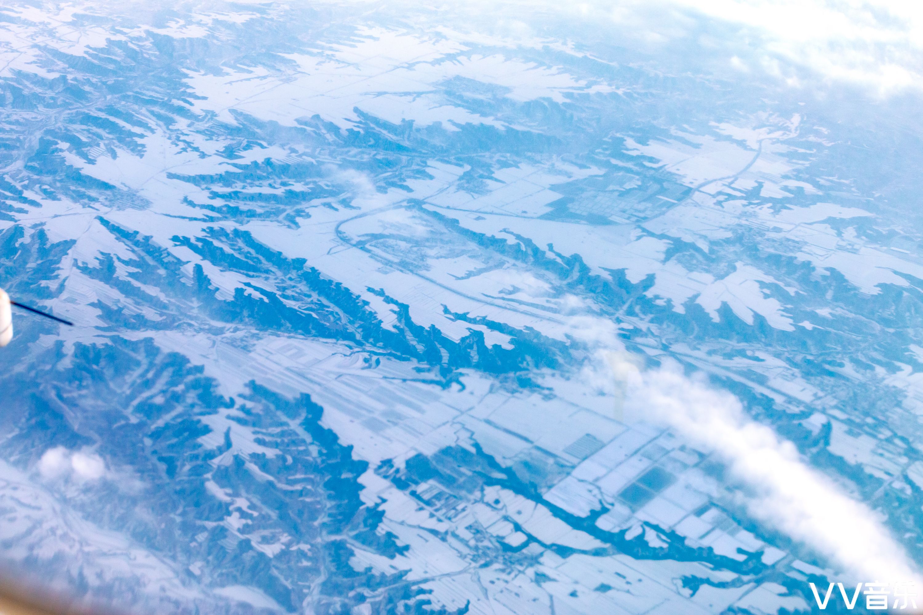 不知不覺飛機已跨過黃河進入北方大地,許多山脈已是白雪皚皚