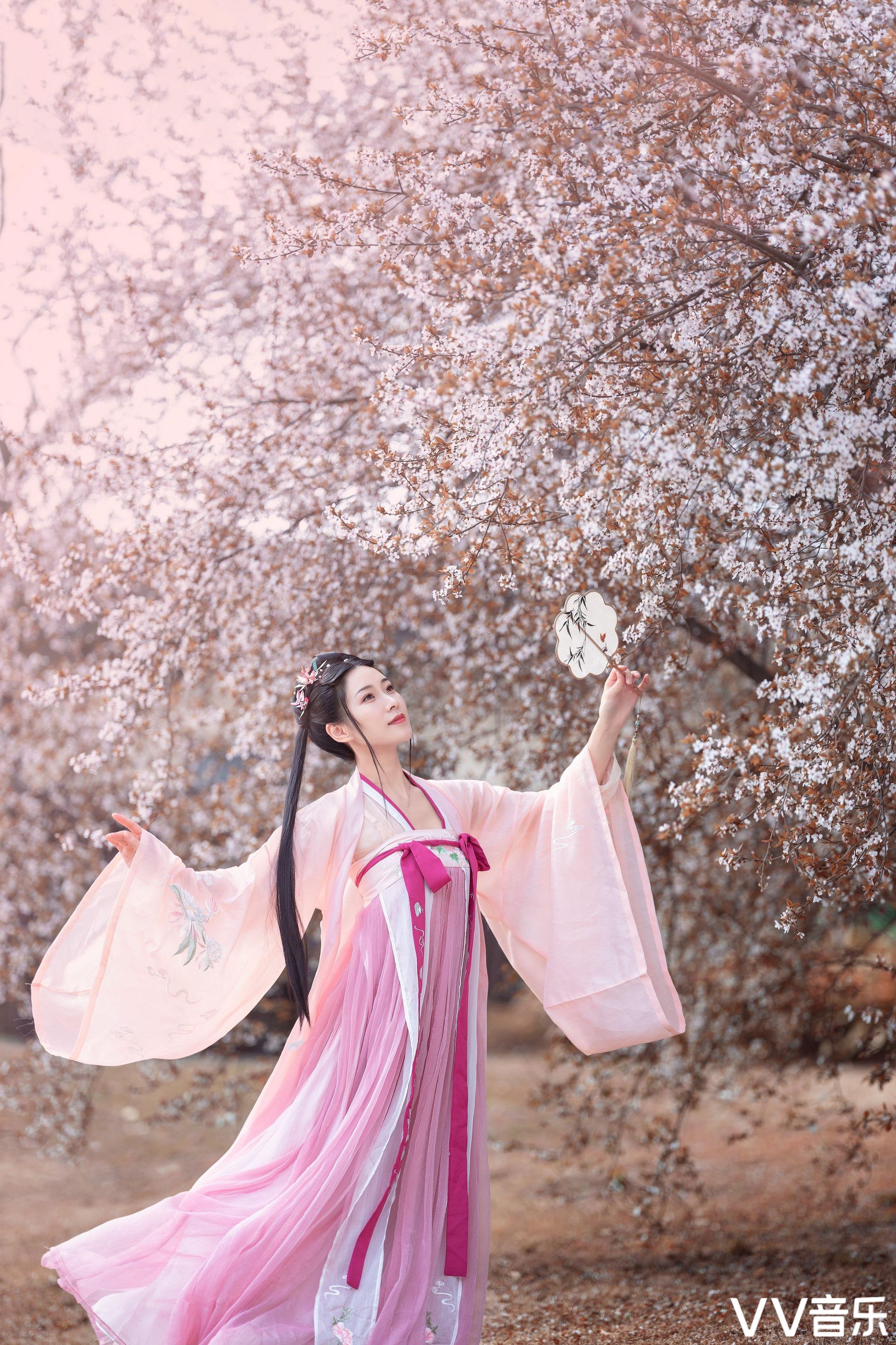 出镜:木哥 摄影:小林 弦叹 春花漫 信风忽卷 红消舞翠减 斜插云鬓惜绾