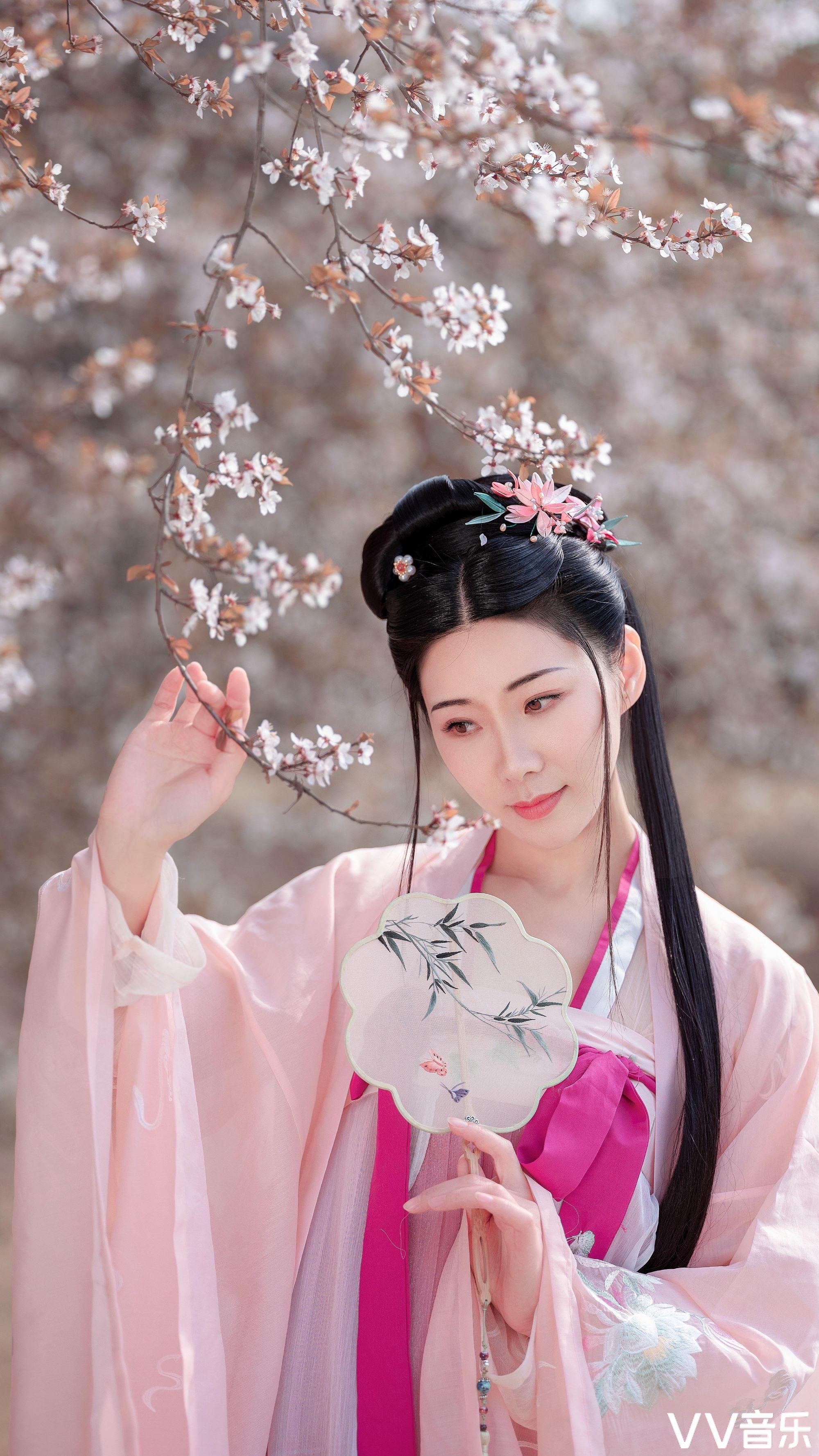 出镜:木哥 摄影:小林 弦叹 春花漫 信风忽卷 红消舞翠减 斜插云鬓惜绾